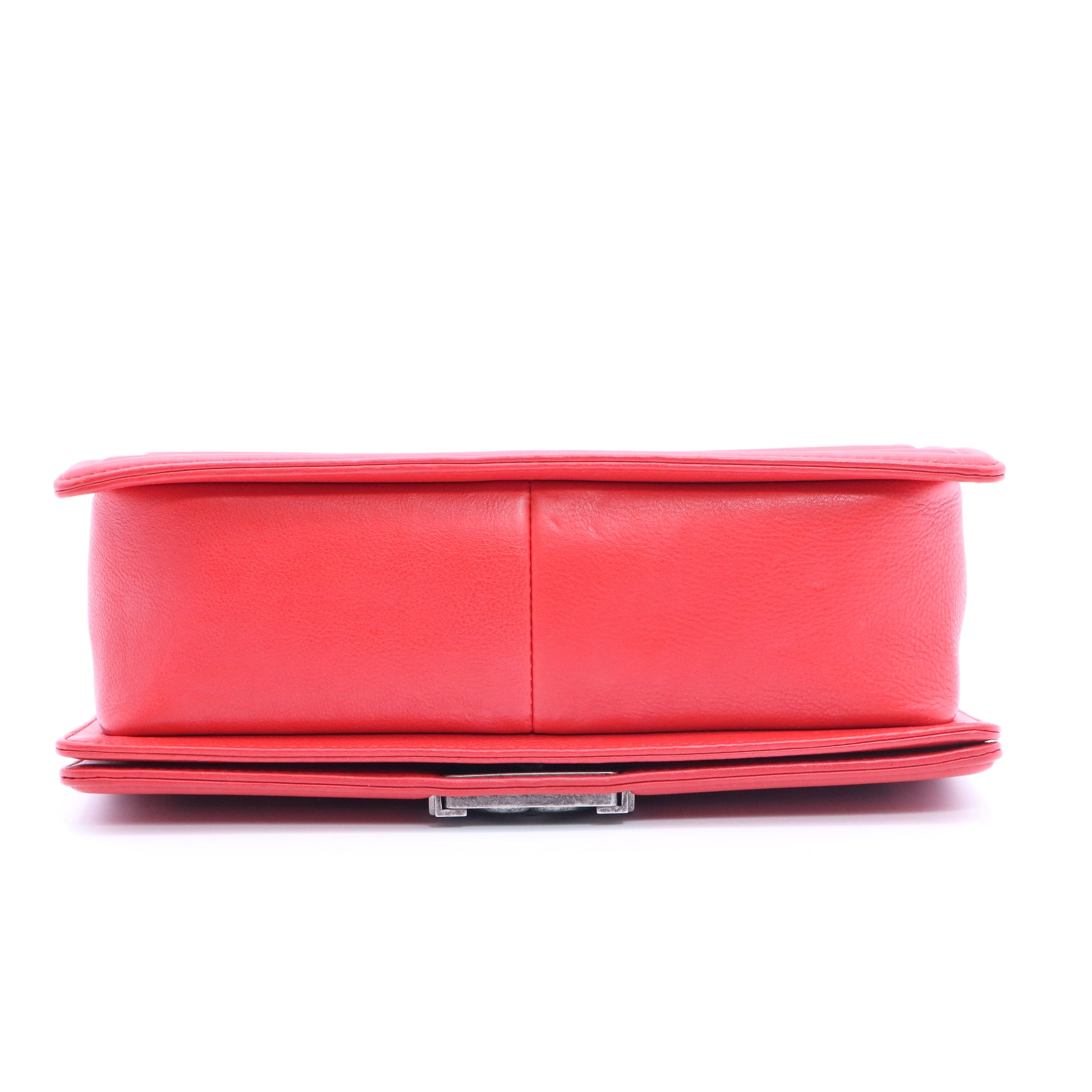 The iconic Chanel Boy old medium shoulder bag in red quilted leather, ruthenium metal trim twins