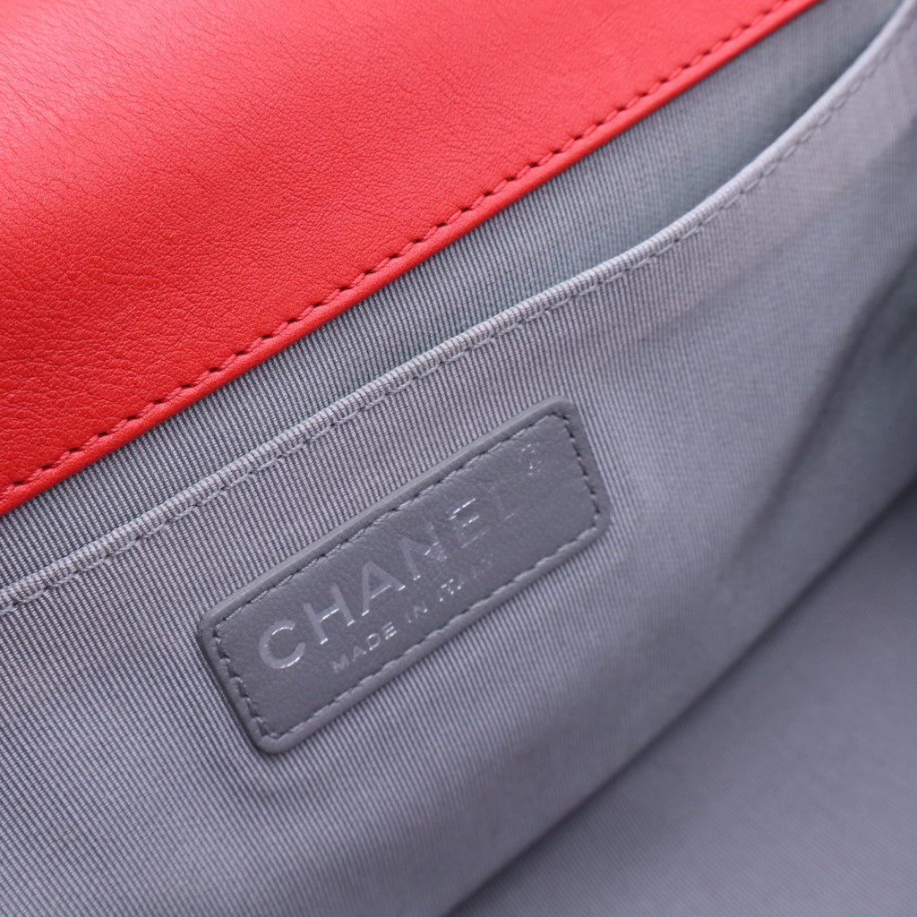 The iconic Chanel Boy old medium shoulder bag in red quilted leather, ruthenium metal trim twins