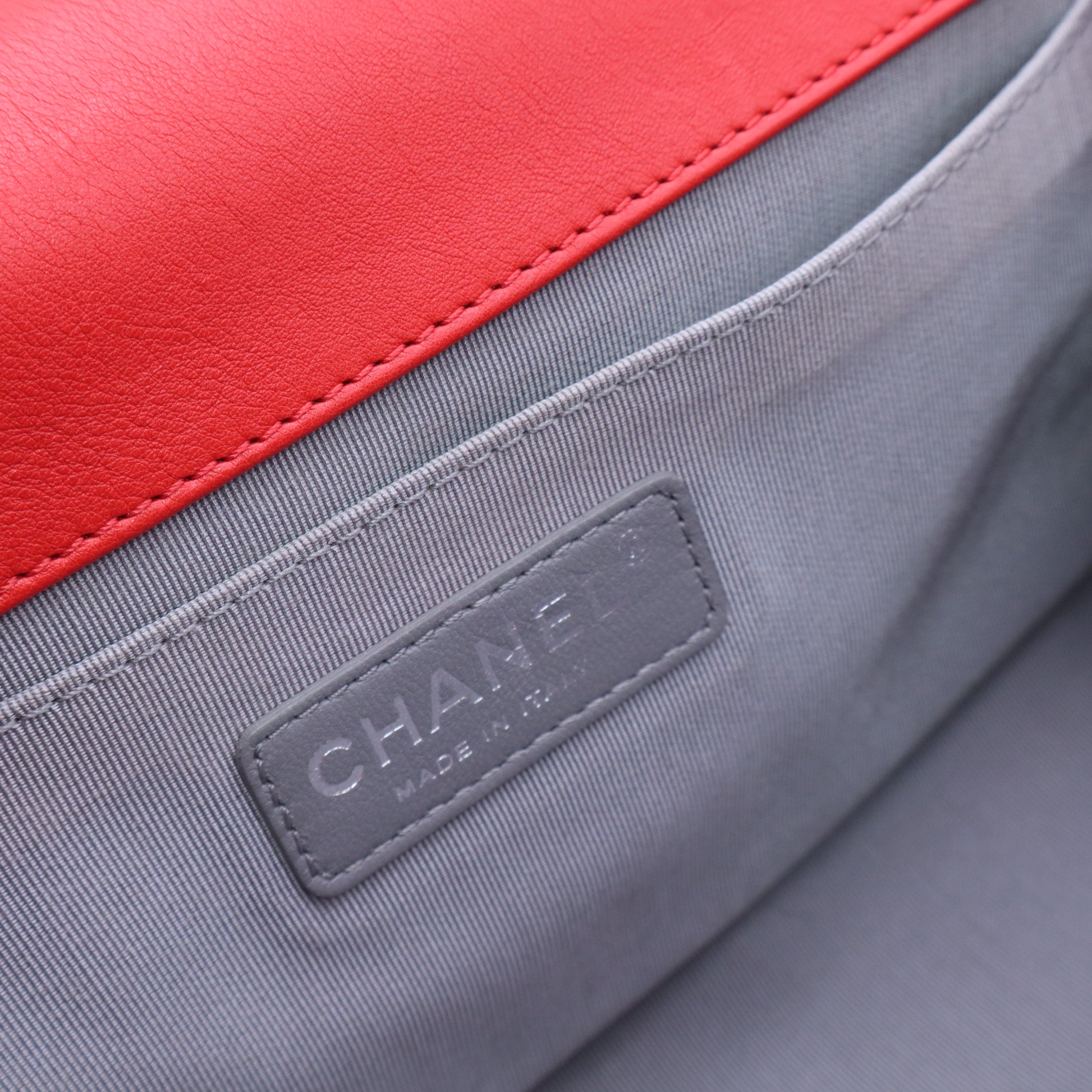 The iconic Chanel Boy old medium shoulder bag in red quilted leather, ruthenium metal trim twins