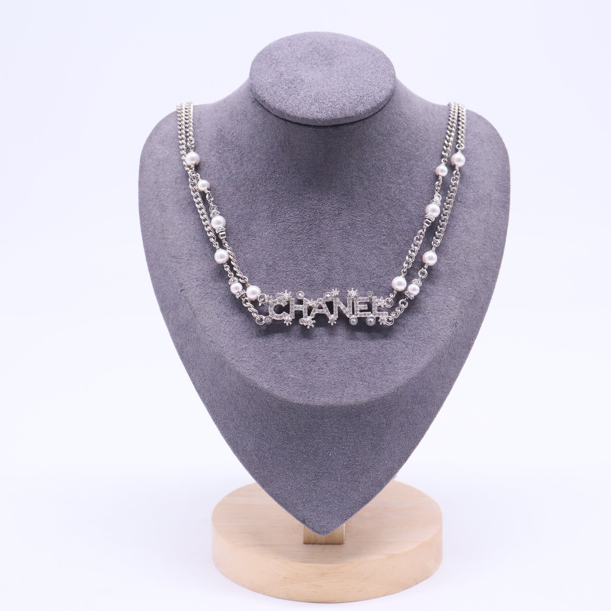 Chanel Collar De Perlas Con Monograma De Strass Plateado W20595