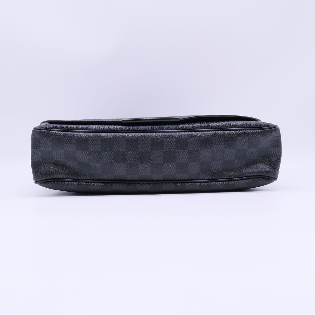 Louis Vuitton Damier Graphite District MM Messenger Bag twins B22417