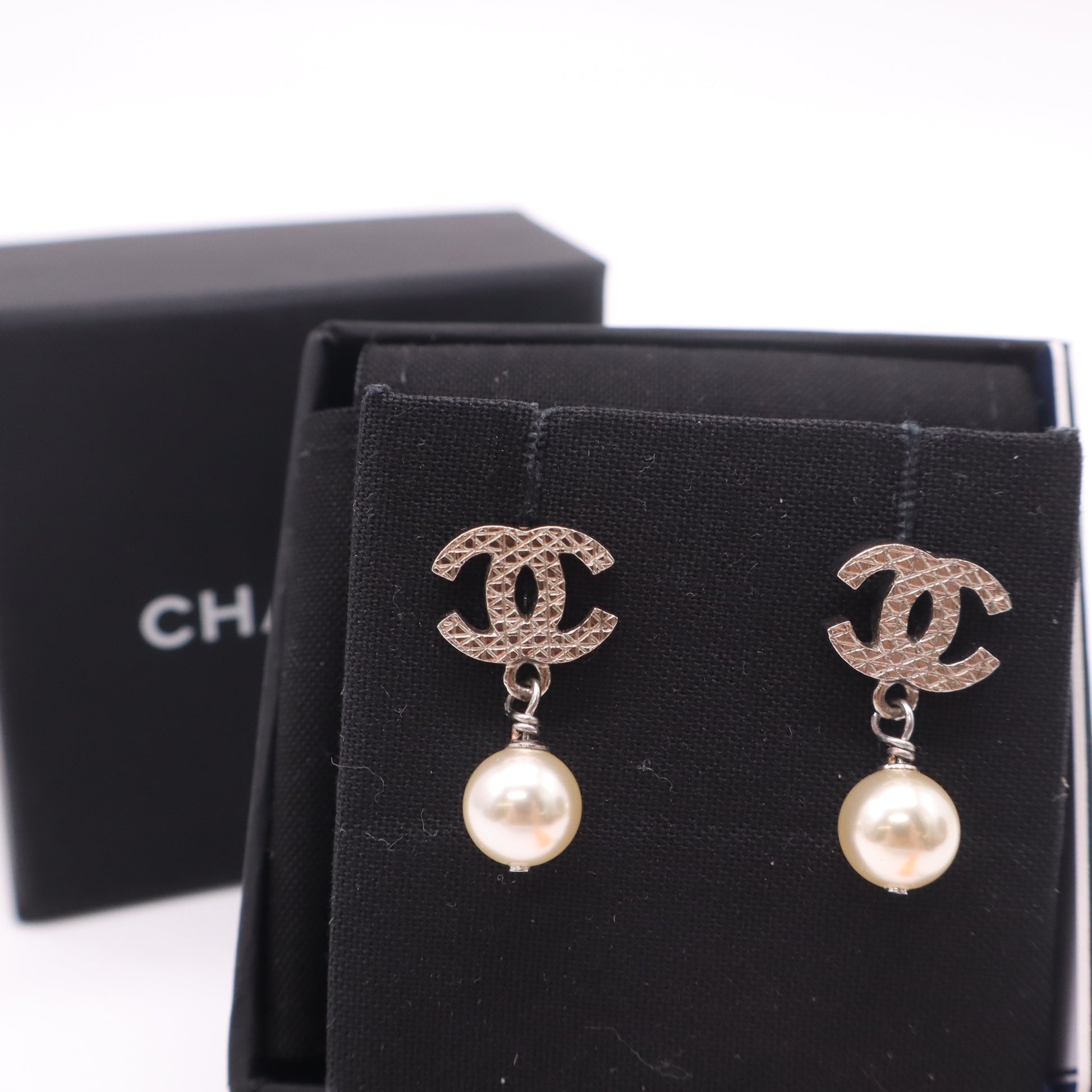 Chanel Quilted CC Pearl Drop Earrings twins LDZ206