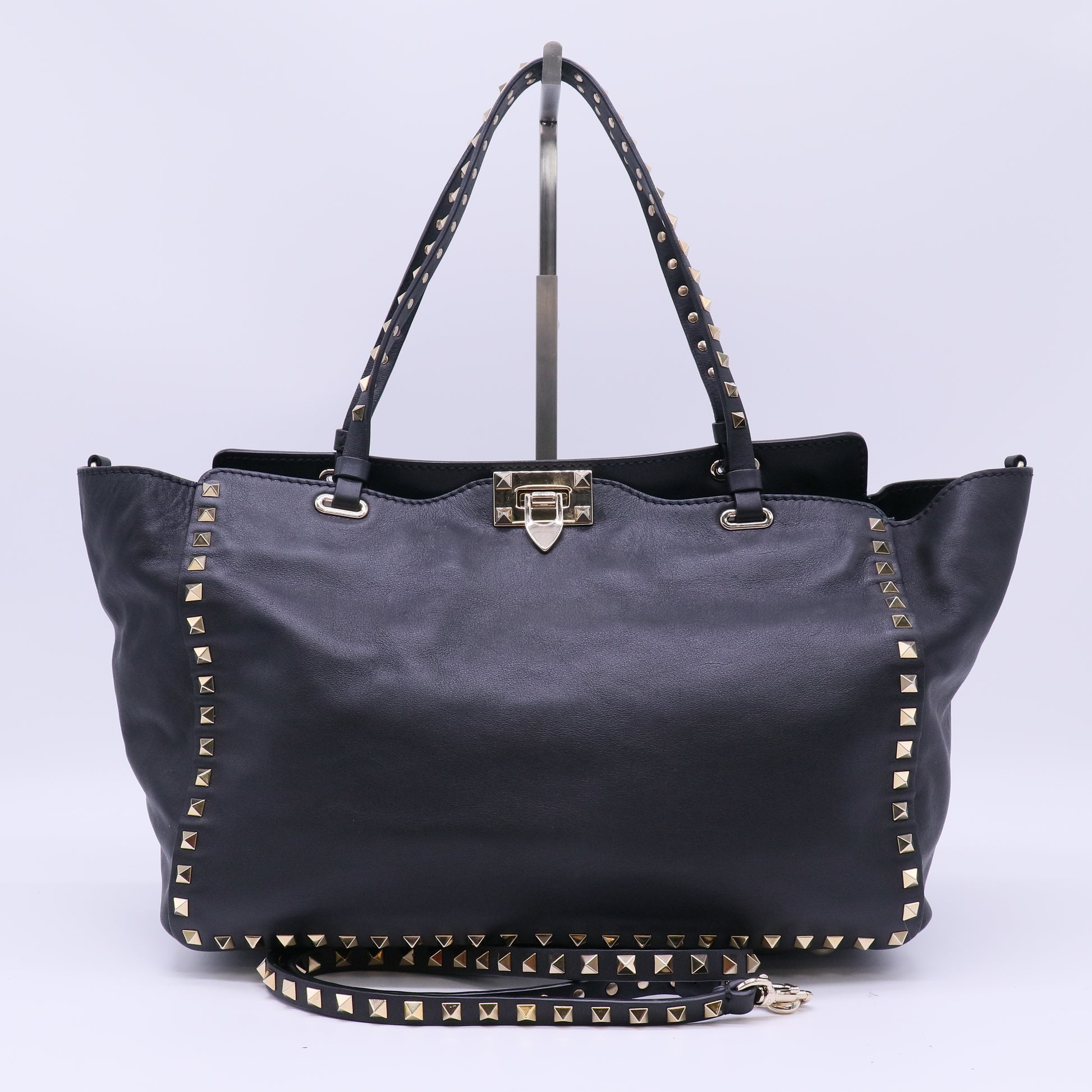 Valentino Garavani Rockstud Medium Tote B22759