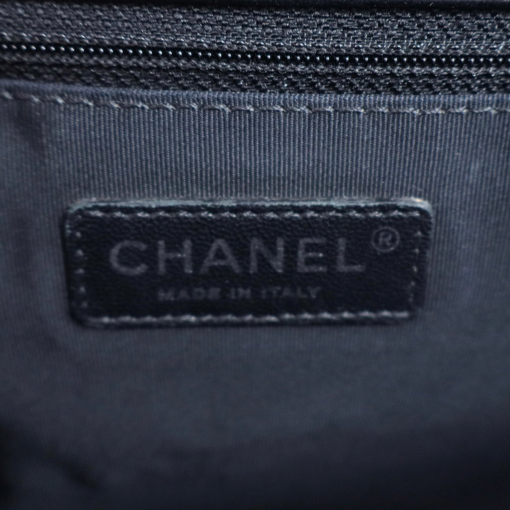 Patent Calfskin Quilted New Medium Plexiglass Boy Flap Black twins