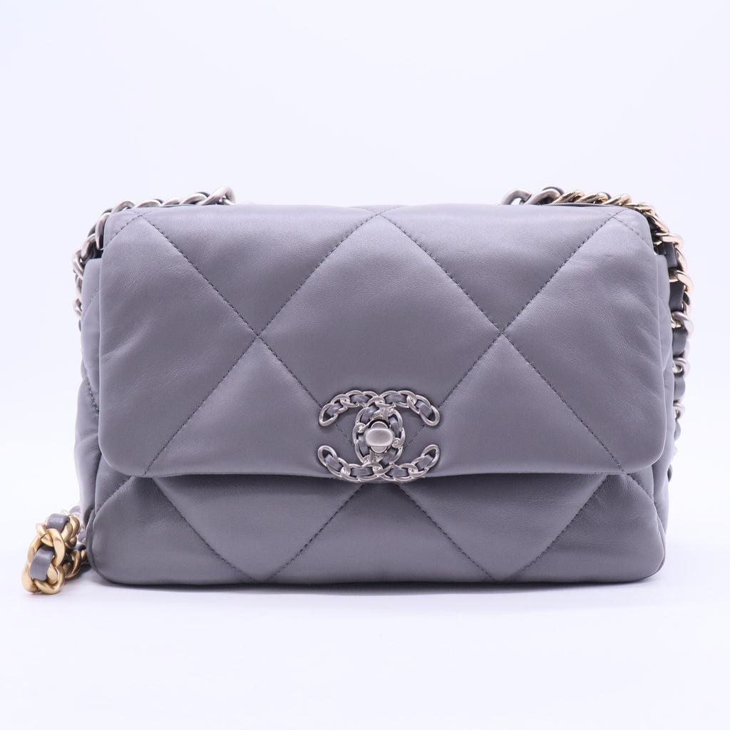 19 Flap Bag Quilted Leather Medium B20082