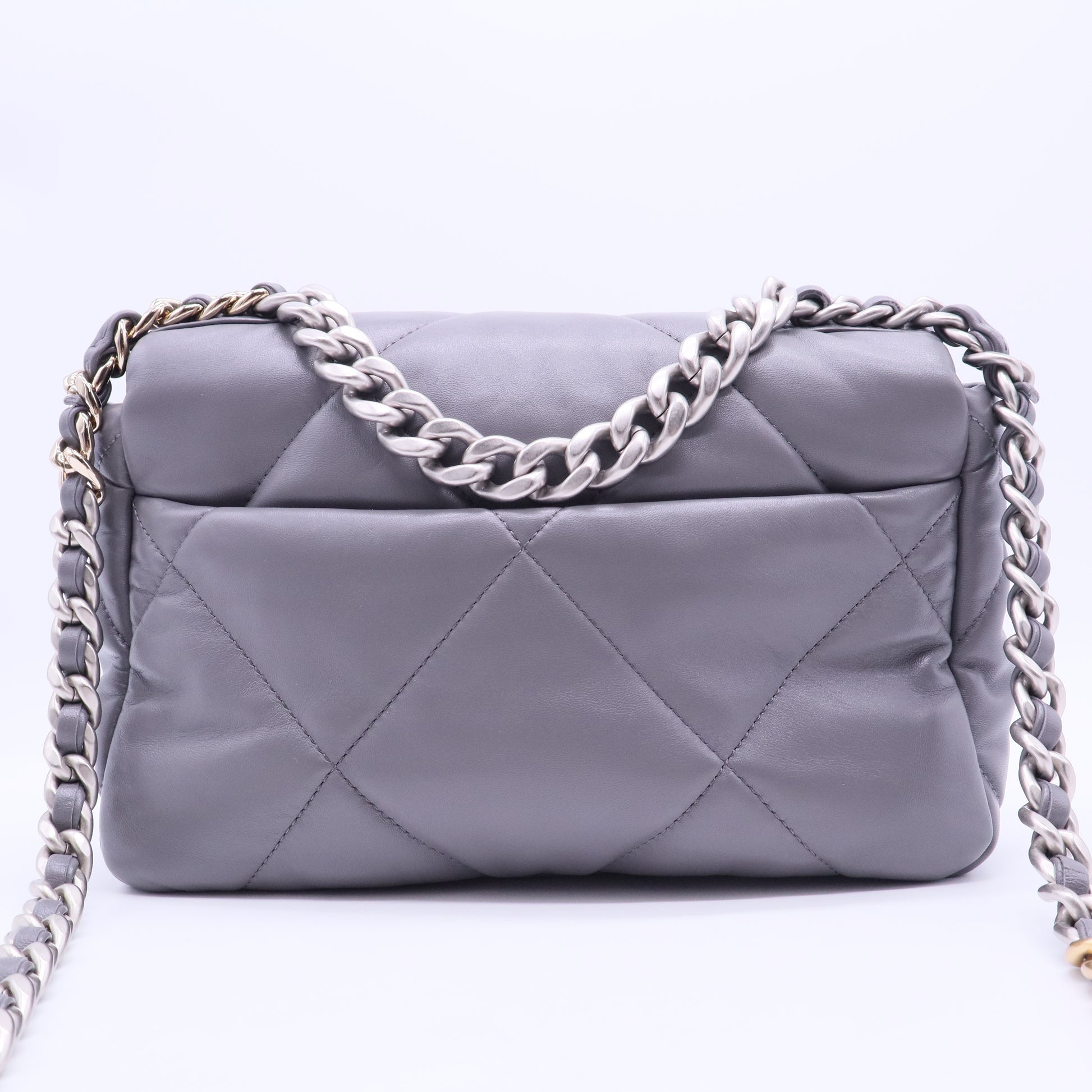 19 Flap Bag Quilted Leather Medium B20082