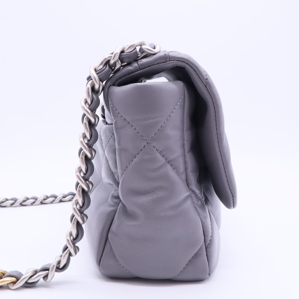 19 Flap Bag Quilted Leather Medium B20082