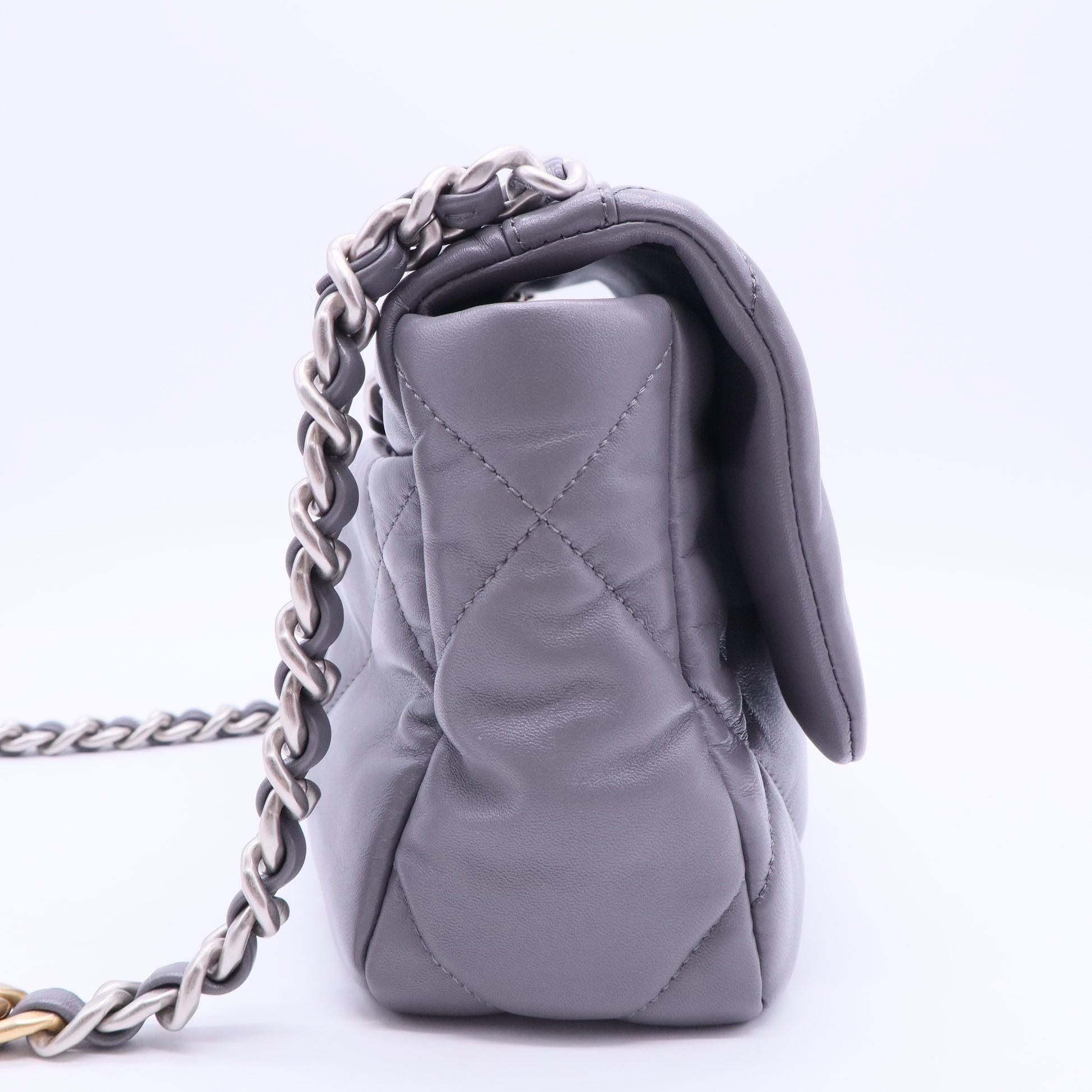 19 Flap Bag Quilted Leather Medium B20082