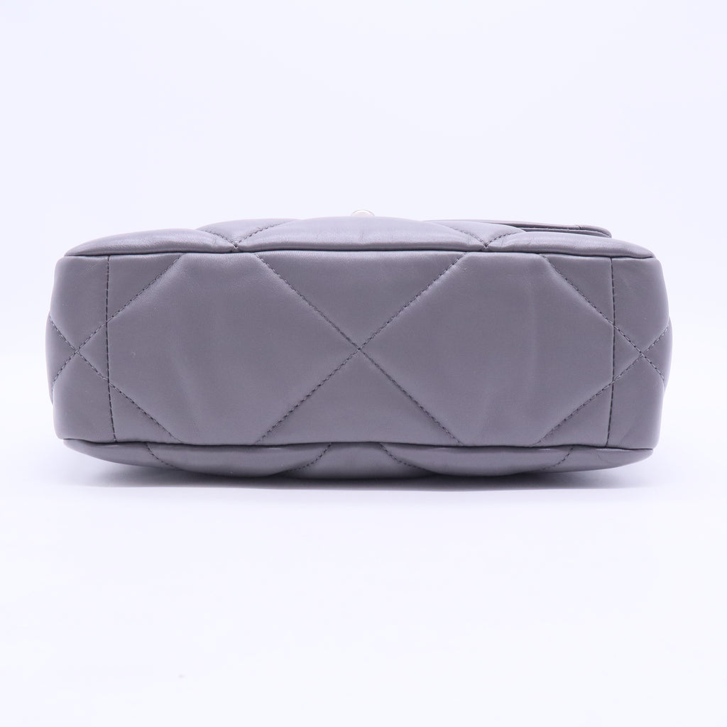 19 Flap Bag Quilted Leather Medium B20082