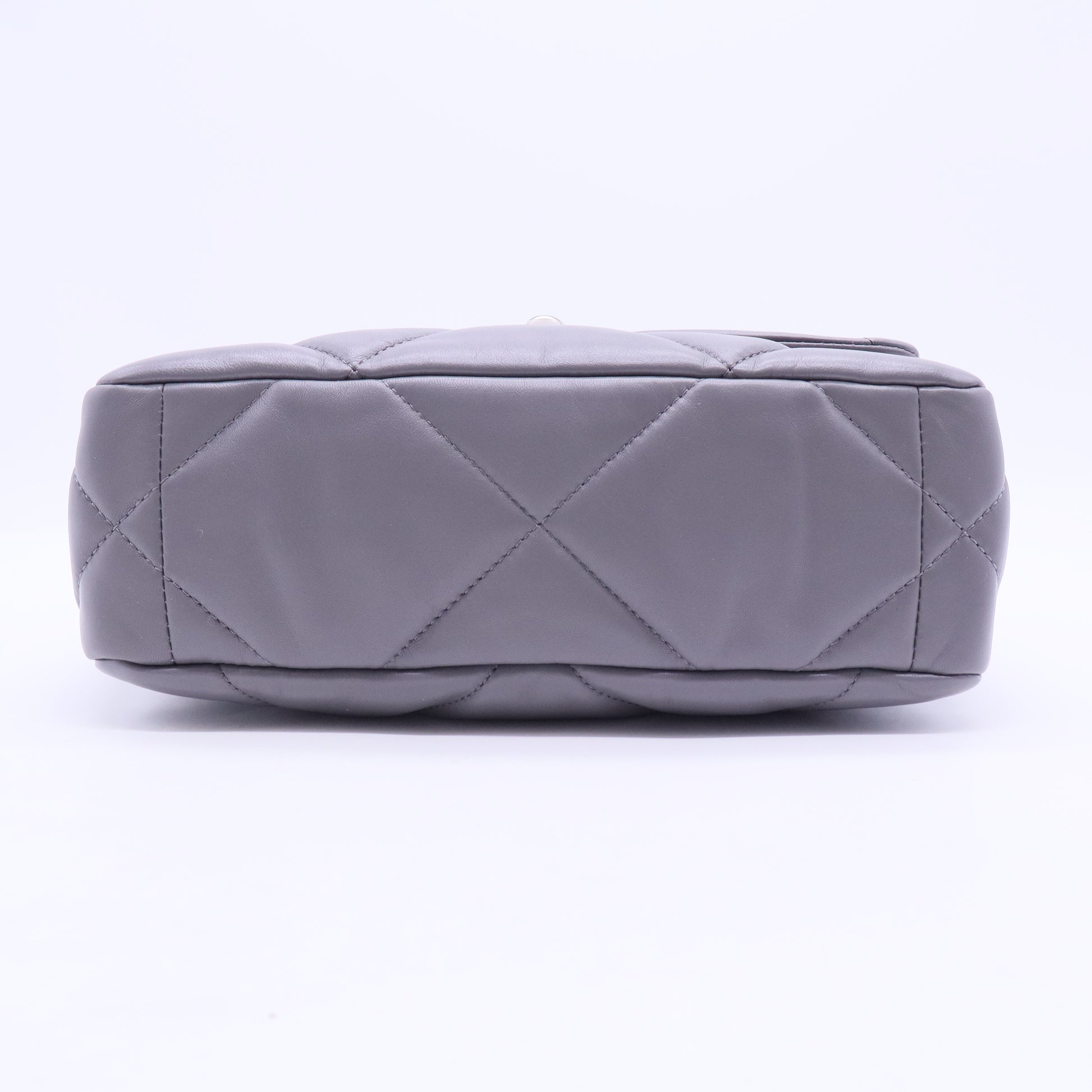 19 Flap Bag Quilted Leather Medium B20082