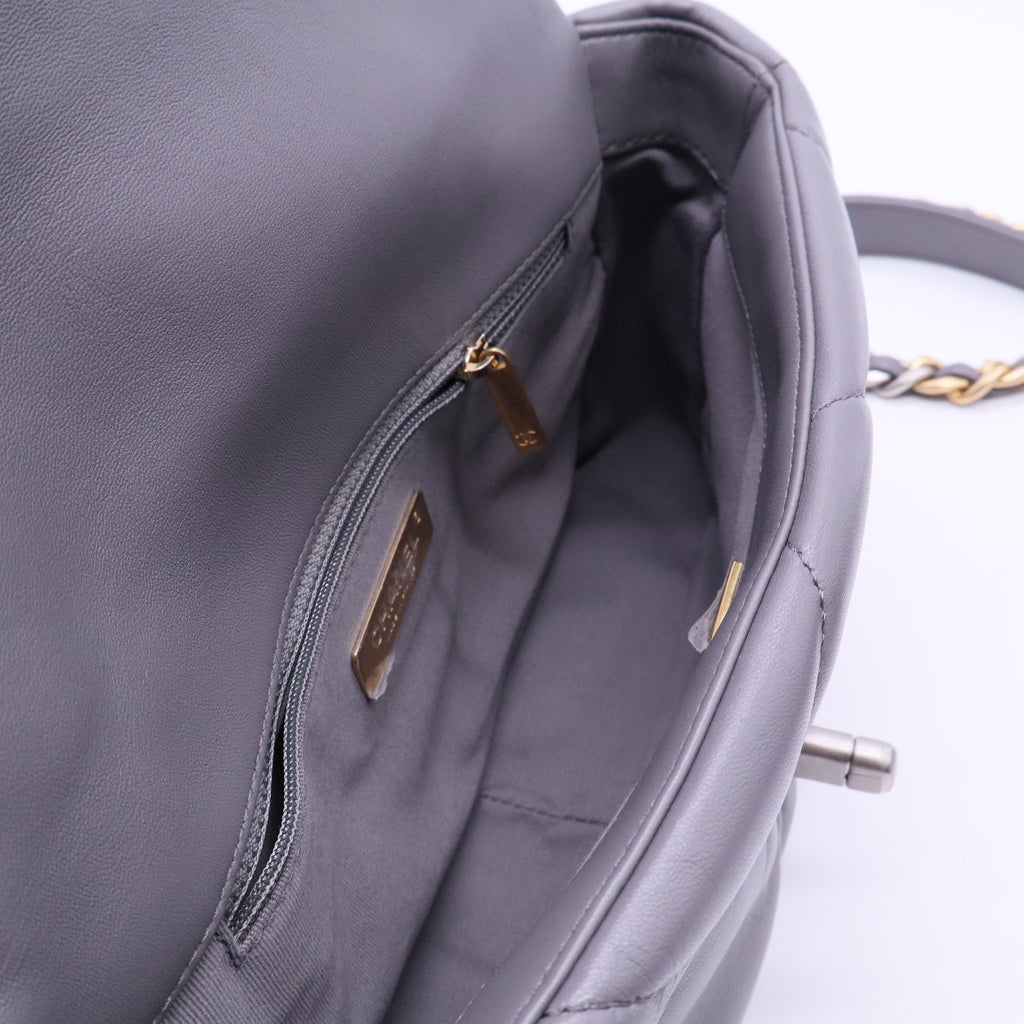 19 Flap Bag Quilted Leather Medium B20082