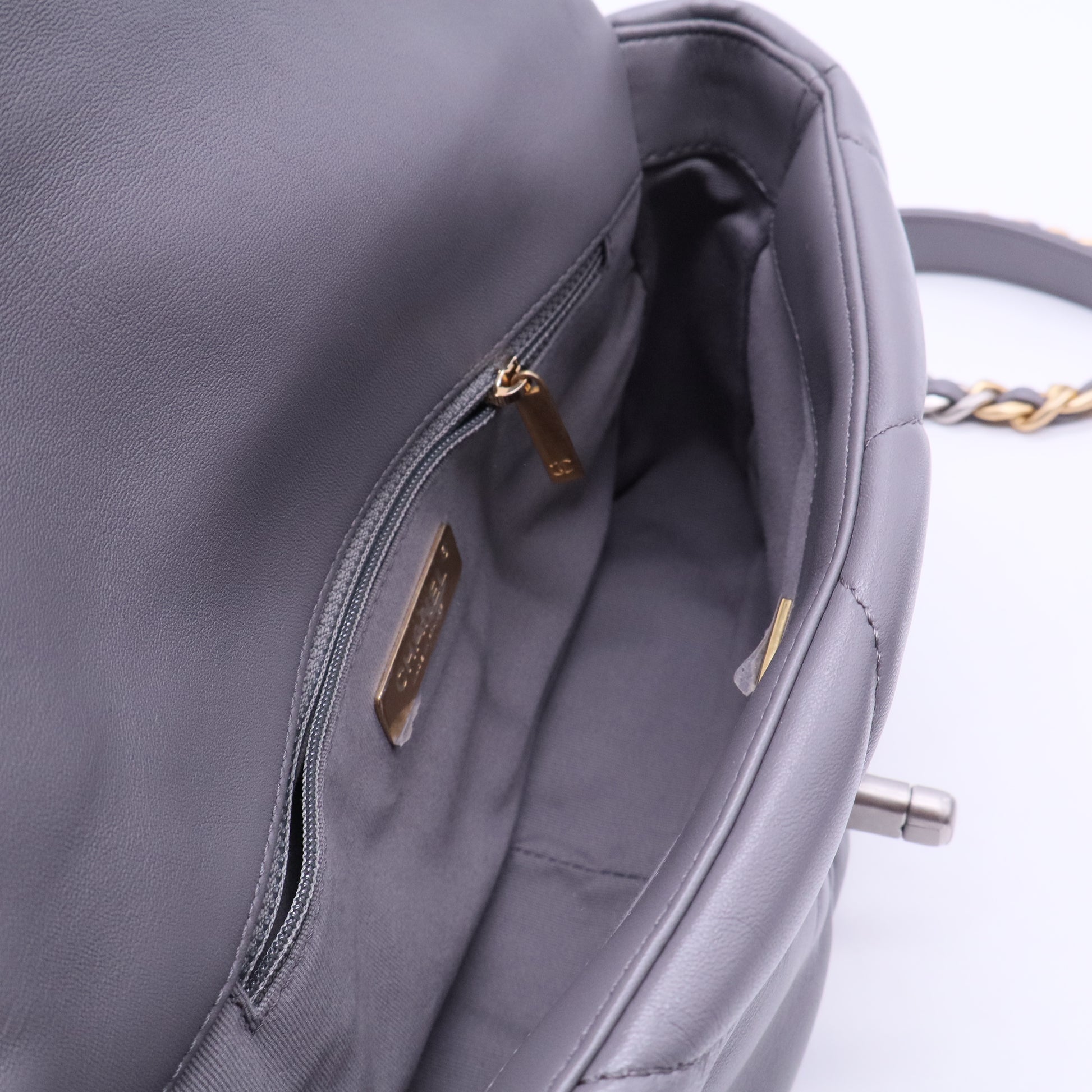 19 Flap Bag Quilted Leather Medium B20082