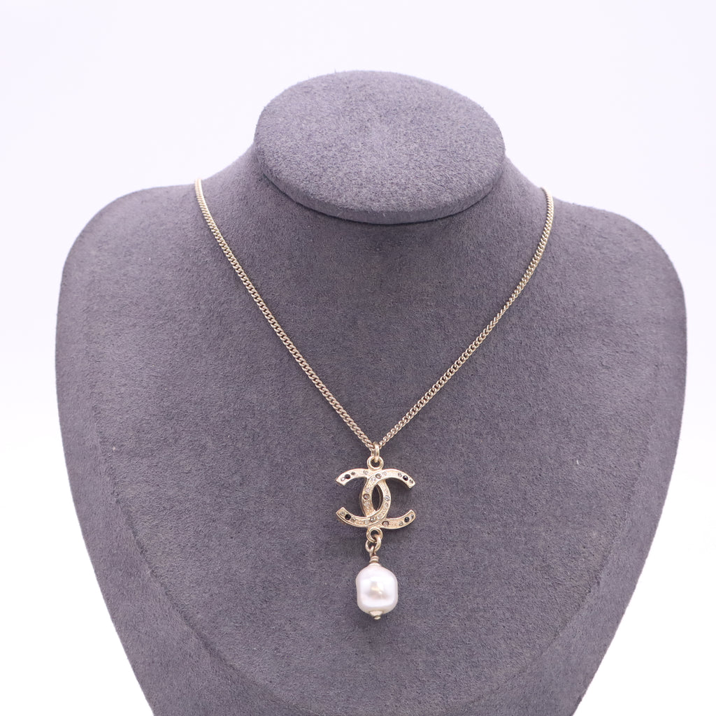 Chanel Pre-Owned 2012 CC Gold-Plated Strass Faux Pearl Drop Pendant Necklace W23584