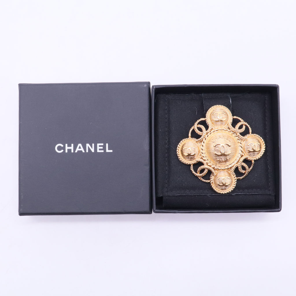 Gold-tone metal CC-logo medallion brooch W20185