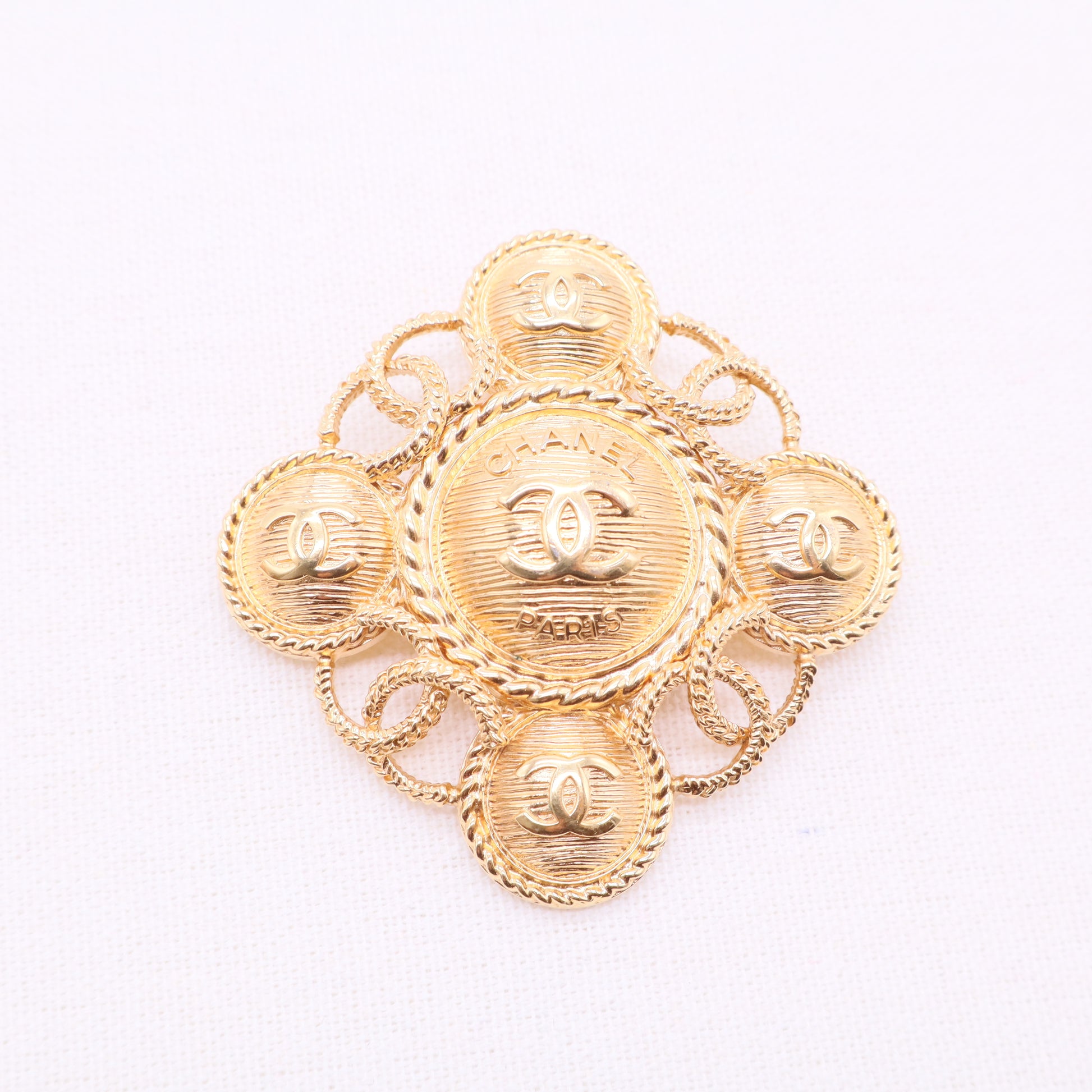 Gold-tone metal CC-logo medallion brooch W20185