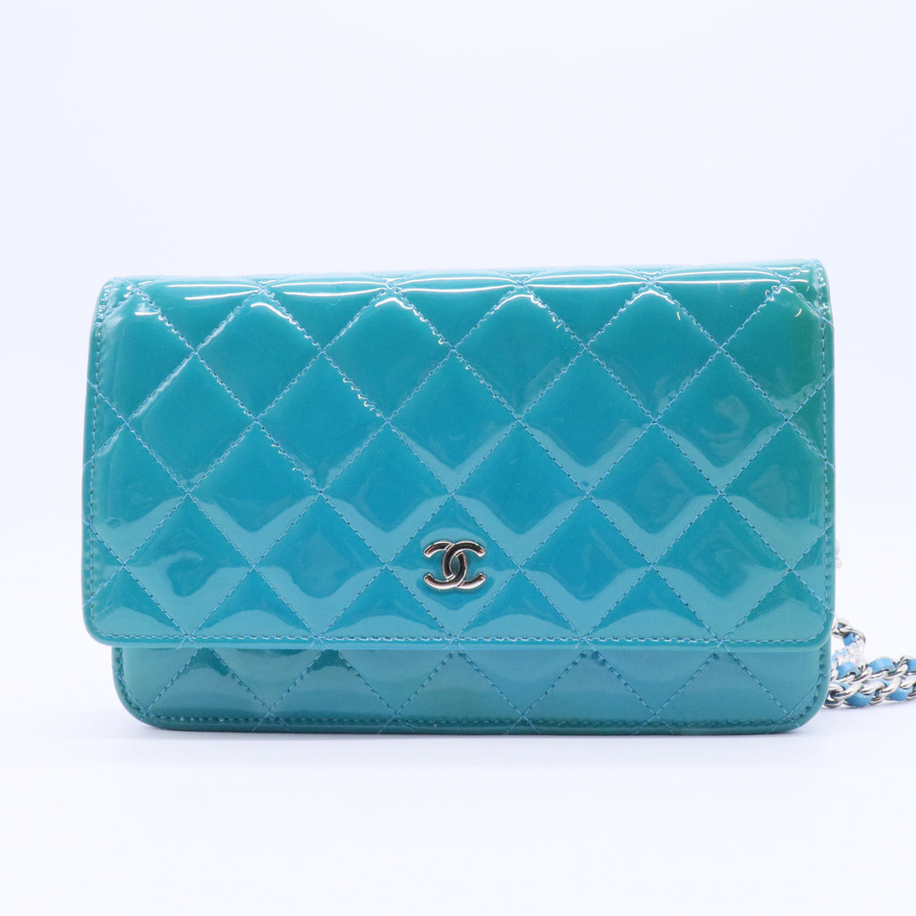 Quilted Patent Wallet On Chain - Blue Crossbody Bags twins