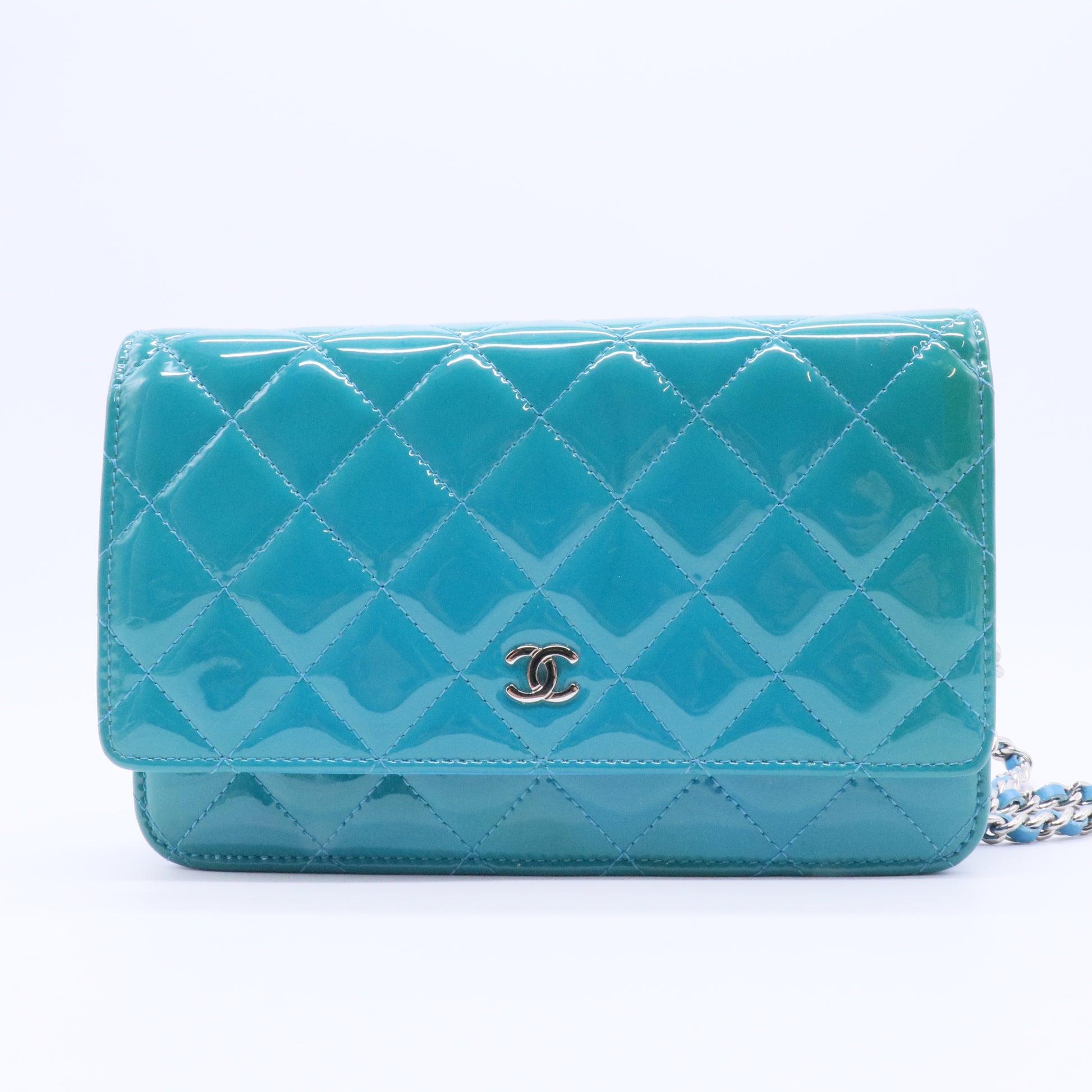 Quilted Patent Wallet On Chain - Blue Crossbody Bags twins