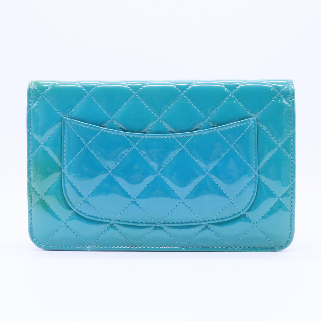 Quilted Patent Wallet On Chain - Blue Crossbody Bags twins