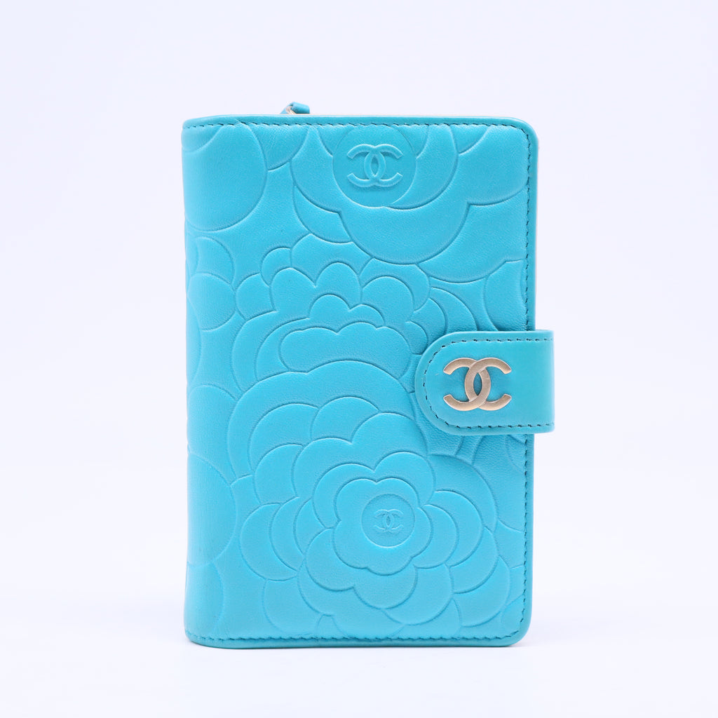 urquoise Leather Camellia Embossed L Zip Pocket Wallet W20460