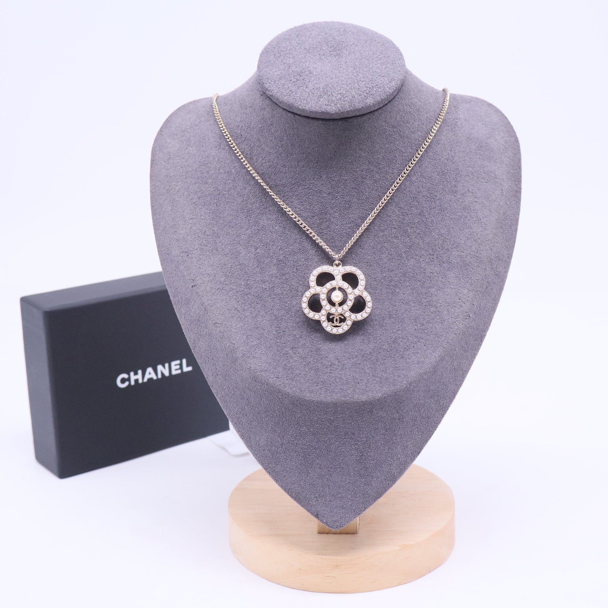 Pearl CC Flower Pendant Necklace Gold W20621