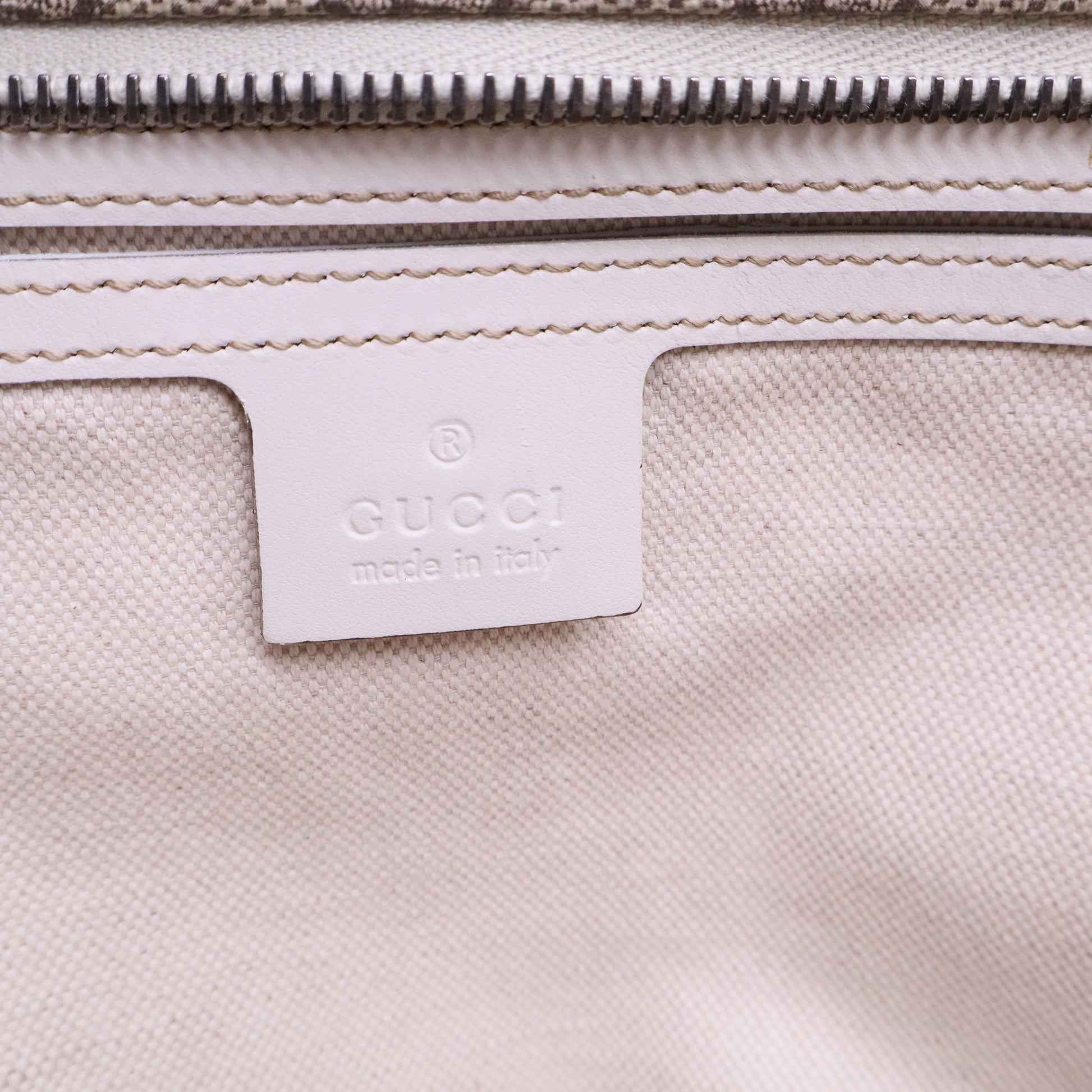 GG Supreme Medium Shopping Tote B20101