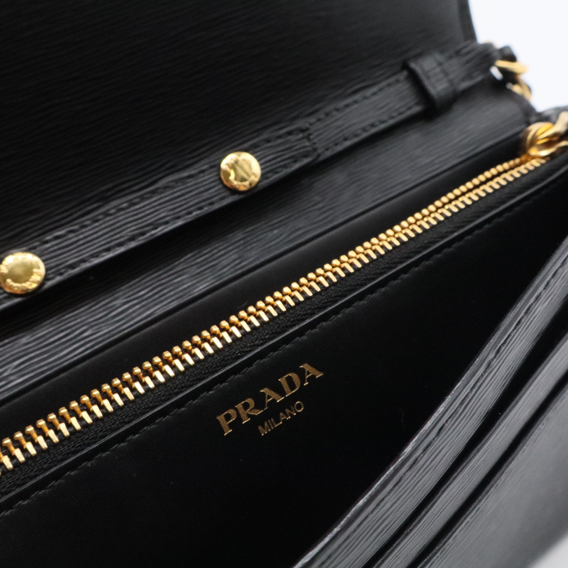 Vitello Move Metal Oro Chain Wallet Black