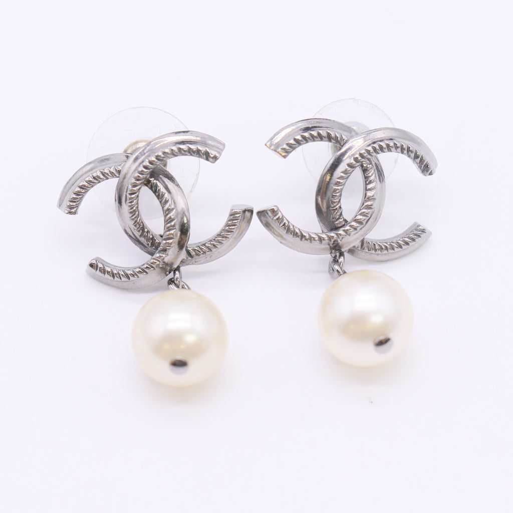 Chanel White CC Pearl Drop Earrings W22914
