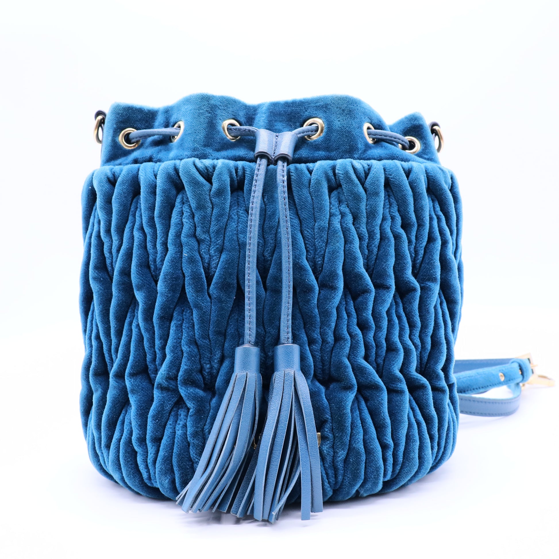 Blue velvet pleated bag