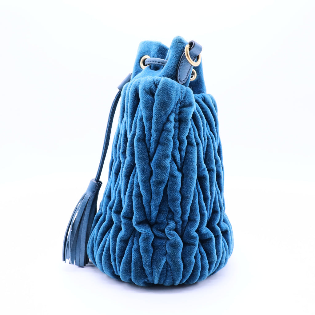 Blue velvet pleated bag