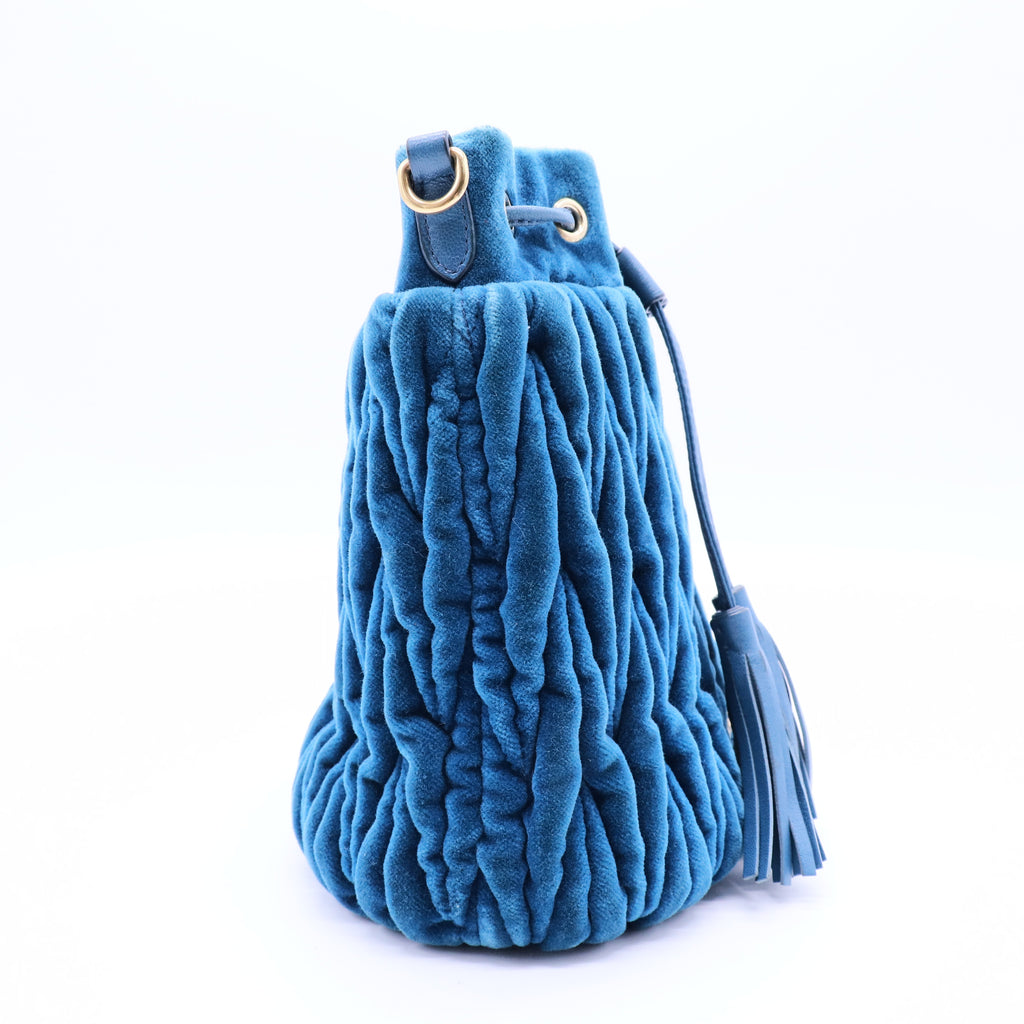 Blue velvet pleated bag