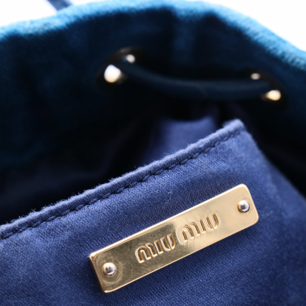 Blue velvet pleated bag