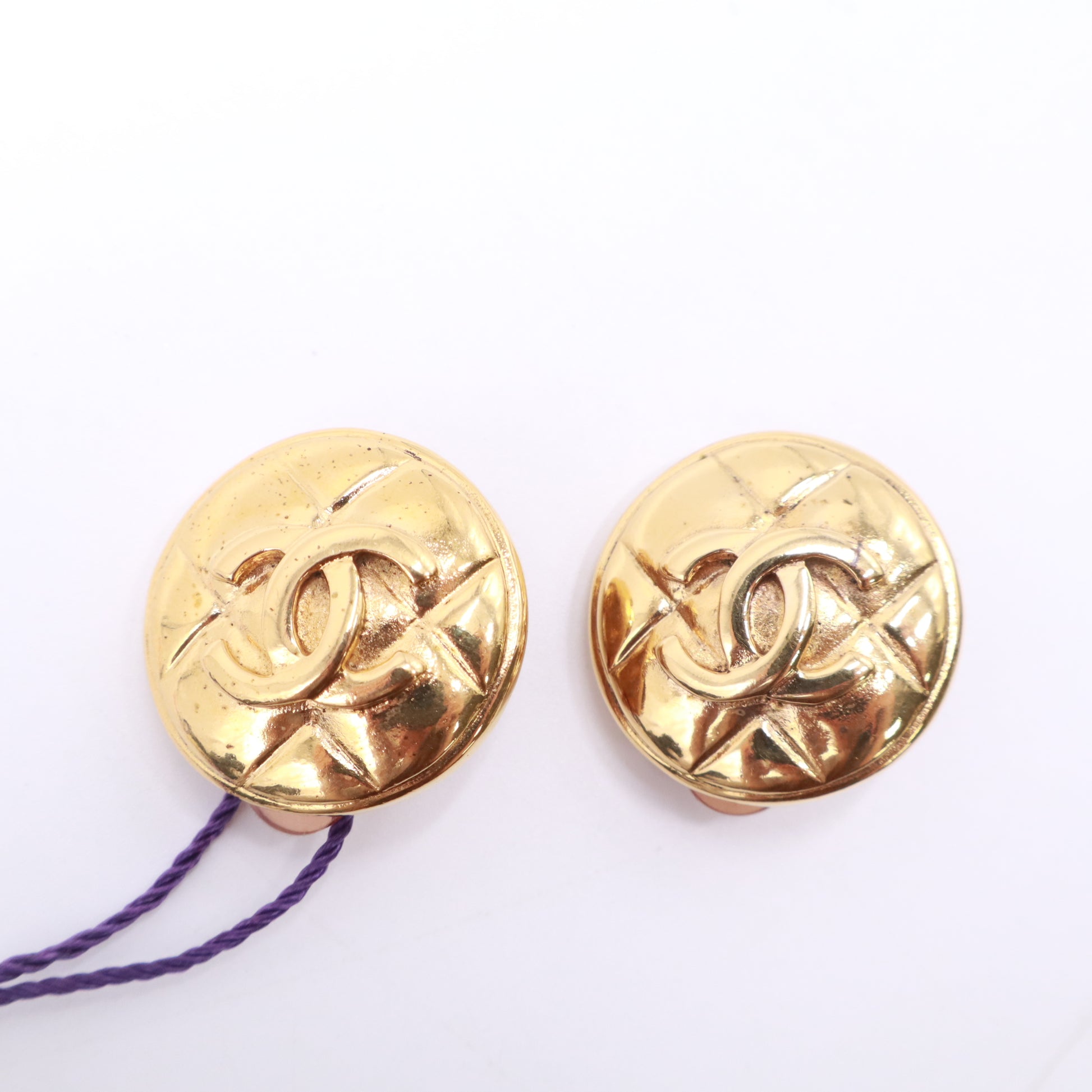 Chanel Vintage Quilted CC Round Gold-Plated Clip-On Earrings twins LDZ742
