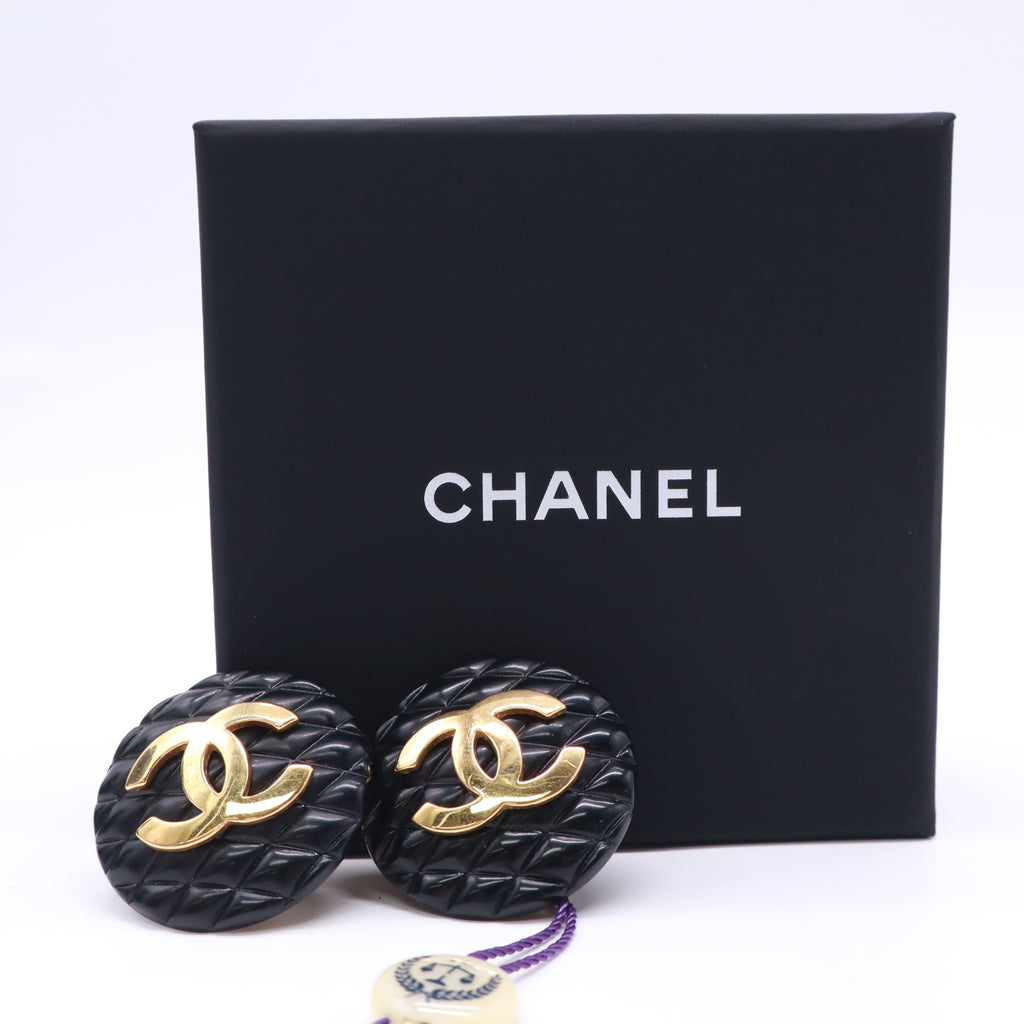 Chanel Vintage Matelasse Quilted CC Round Clip-On Earrings twins LDZ740