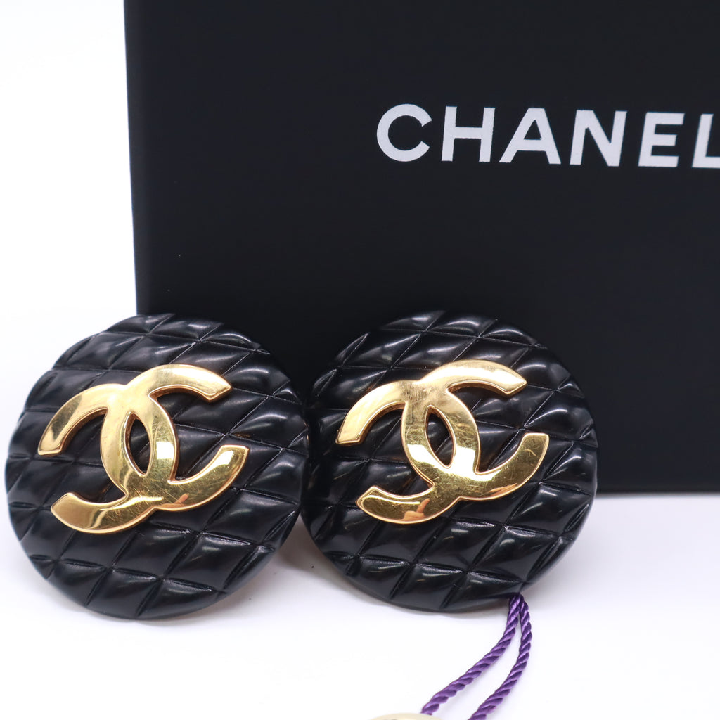 Chanel Vintage Matelasse Quilted CC Round Clip-On Earrings twins LDZ740