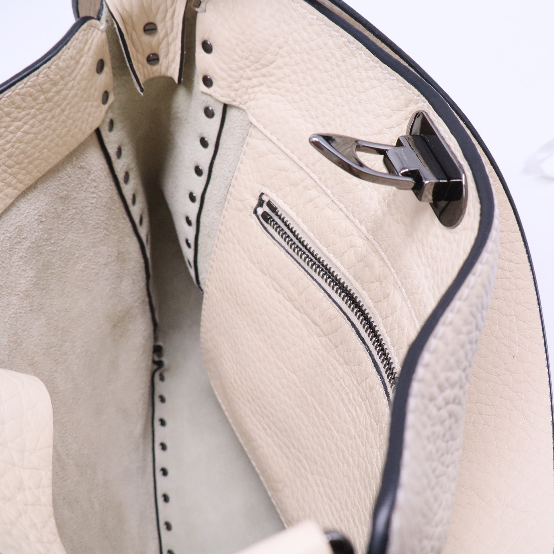 Rockstud Messenger Bag B20613