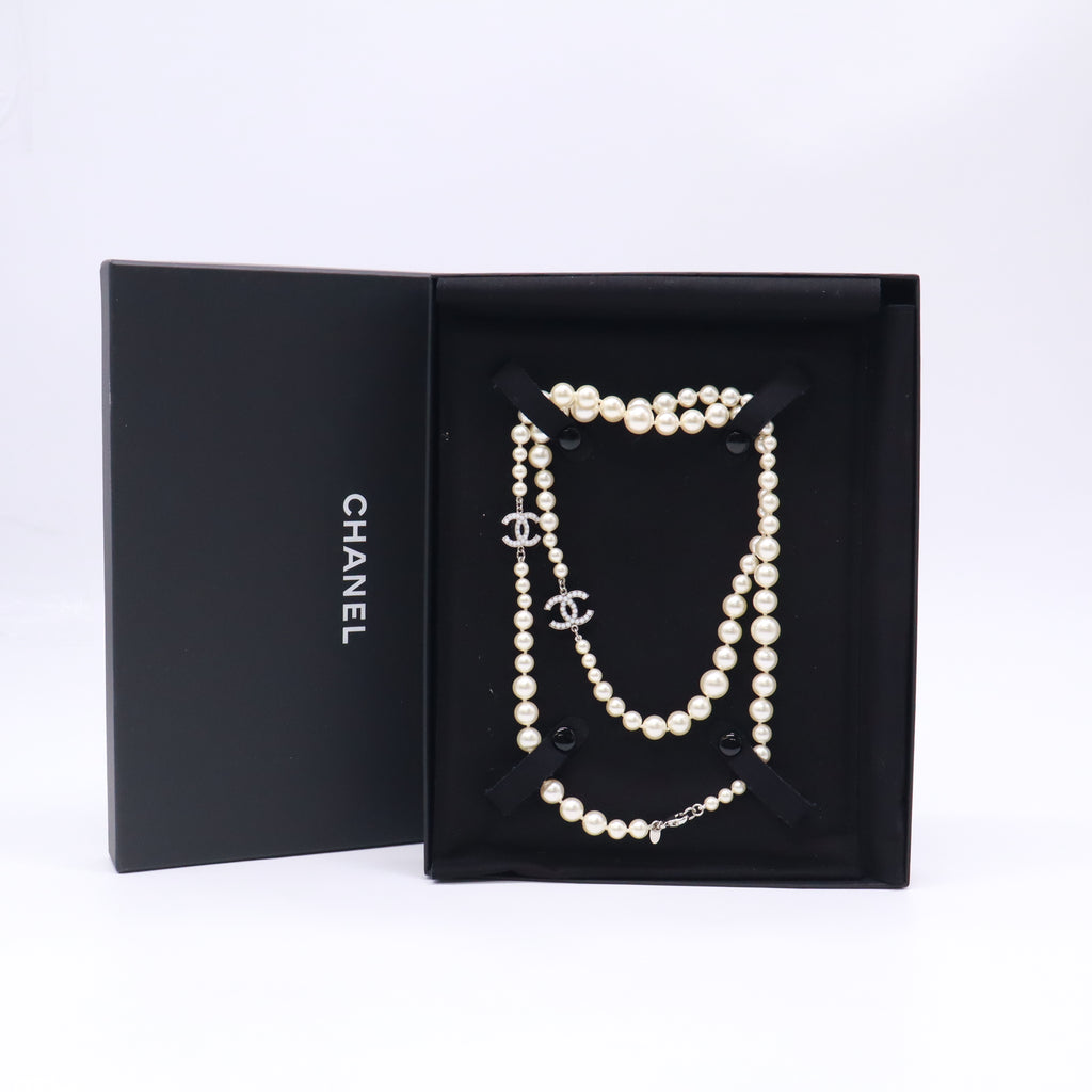 Double 'C' CC Logo Graduated Faux Pearl Necklace W22970