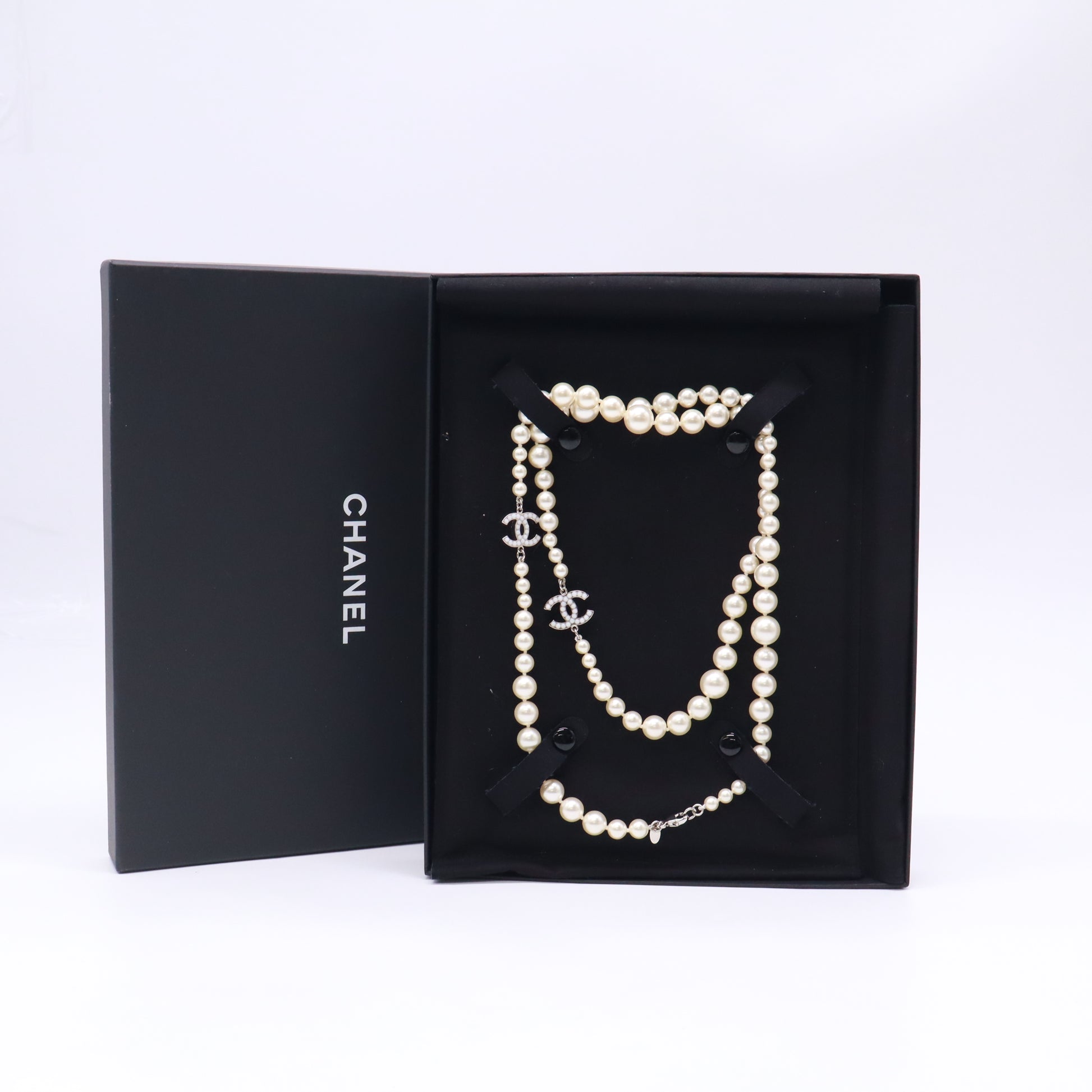 Double 'C' CC Logo Graduated Faux Pearl Necklace W22970