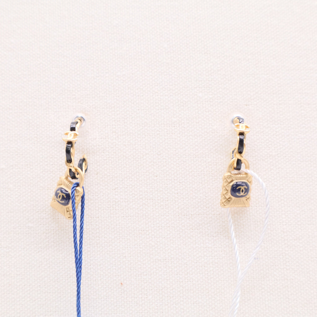 Chanel Gold-tone metal chain link earrings with a dark blue CC logo lock pendant LDJ2668 twins
