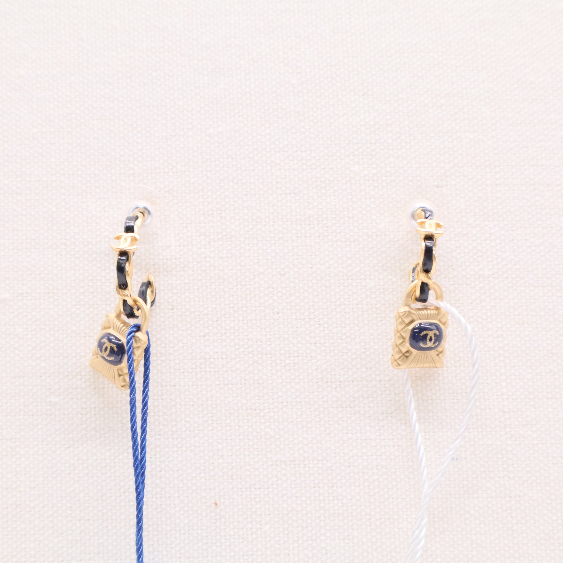 Chanel Gold-tone metal chain link earrings with a dark blue CC logo lock pendant LDJ2668 twins
