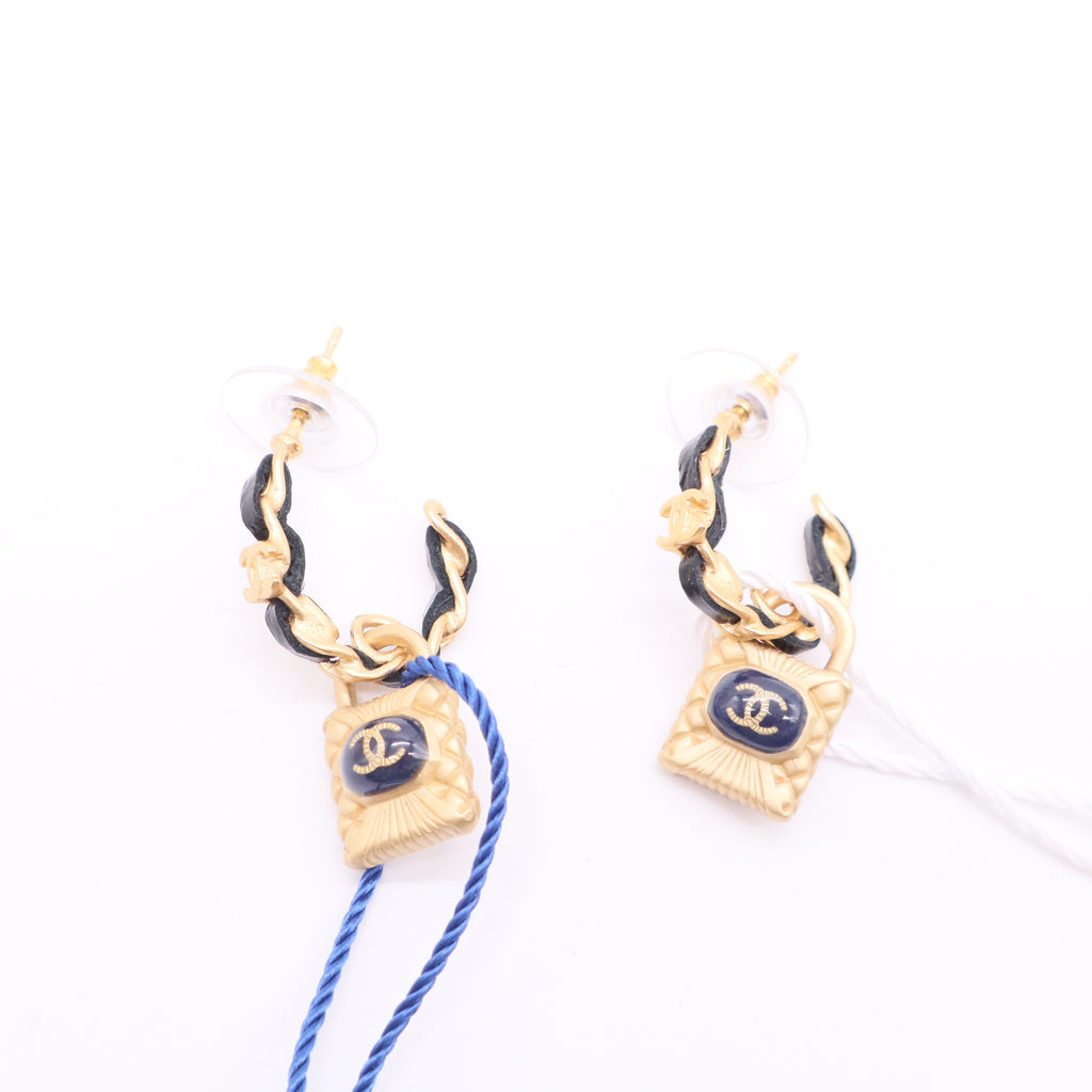 Chanel Gold-tone metal chain link earrings with a dark blue CC logo lock pendant LDJ2668 twins