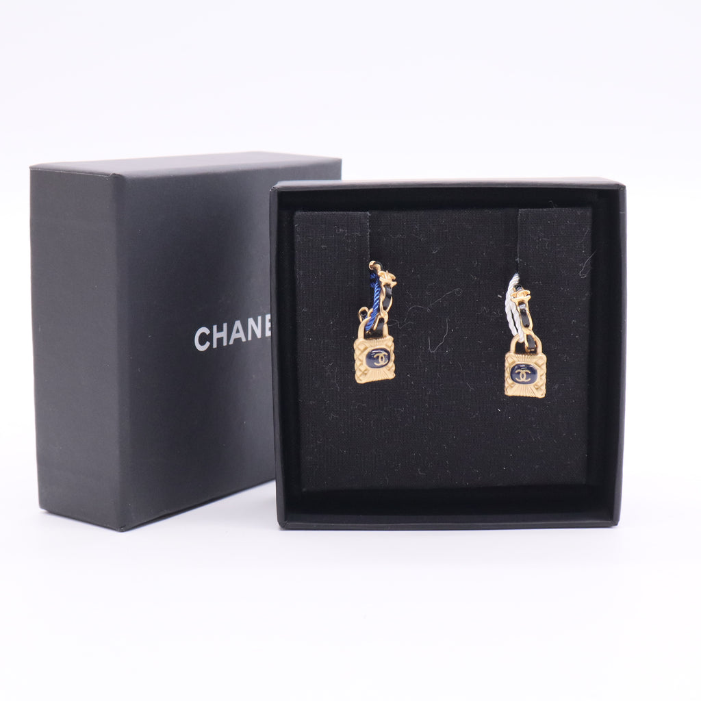 Chanel Gold-tone metal chain link earrings with a dark blue CC logo lock pendant LDJ2668 twins