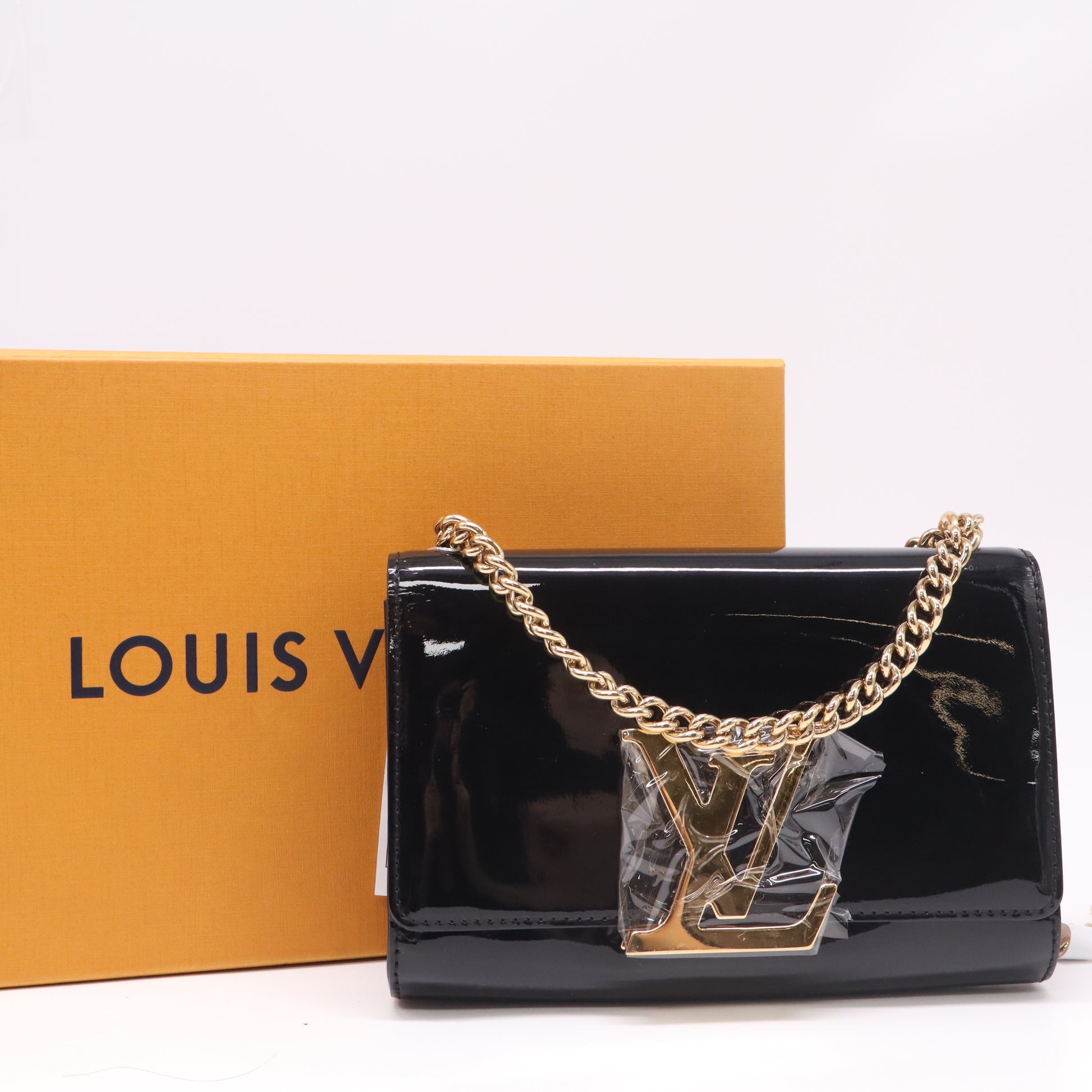 Louis Vuitton
Black Patent Leather Chain Louise MM Bag twins B23127