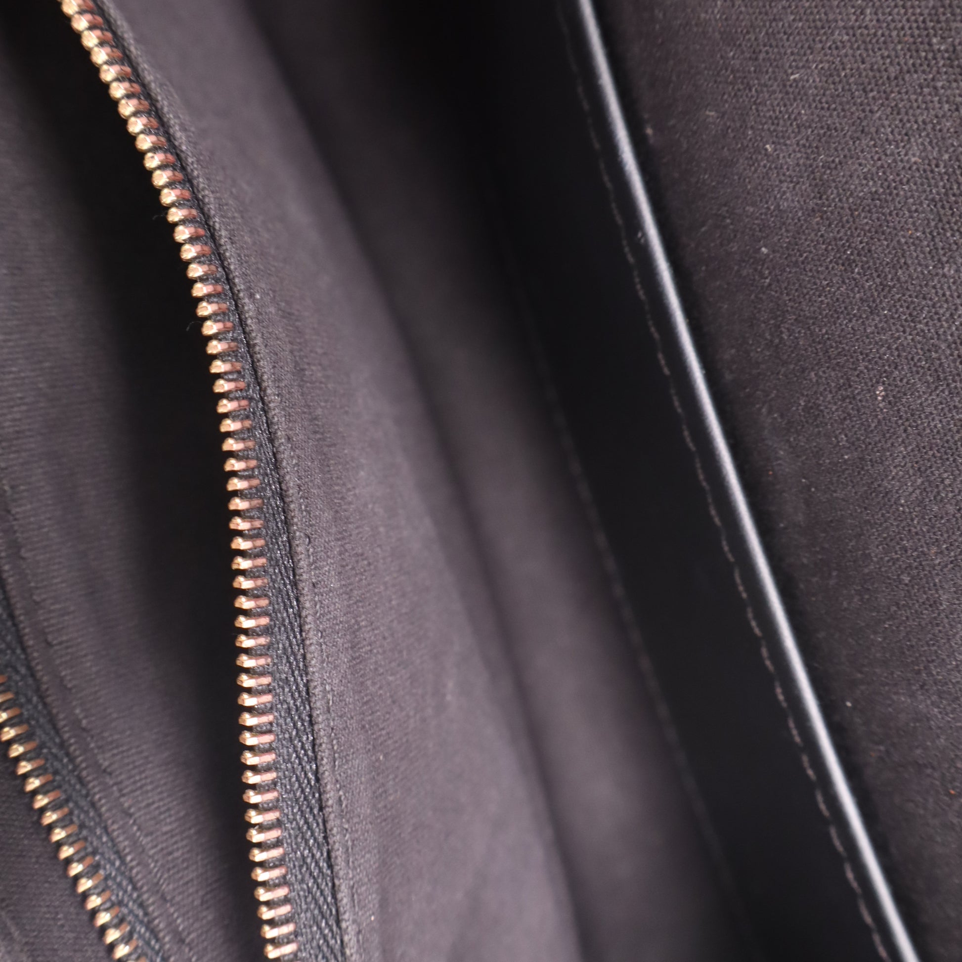 Louis Vuitton
Black Patent Leather Chain Louise MM Bag twins B23127