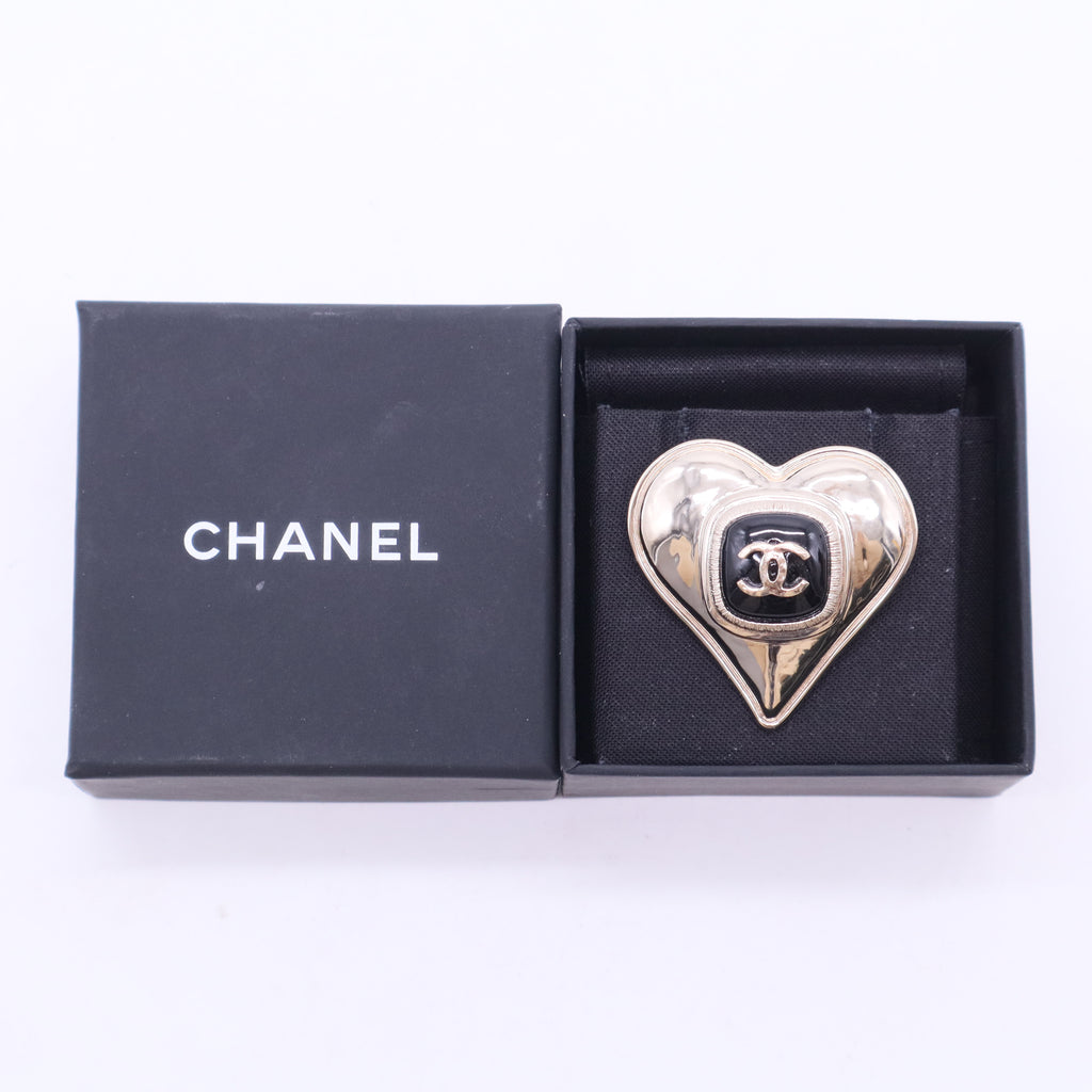 Chanel Silver heart-shaped brooch W20187