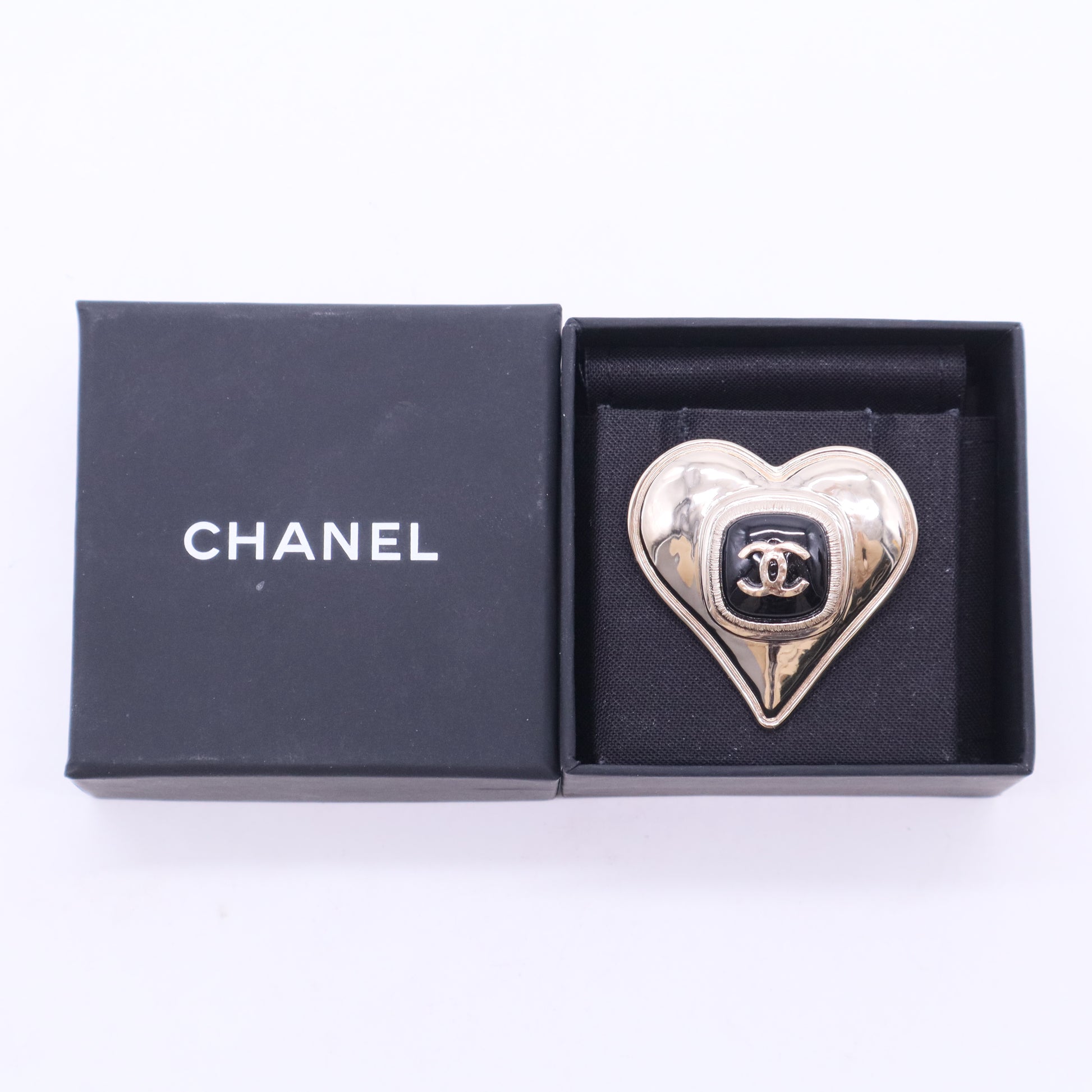 Chanel Silver heart-shaped brooch W20187