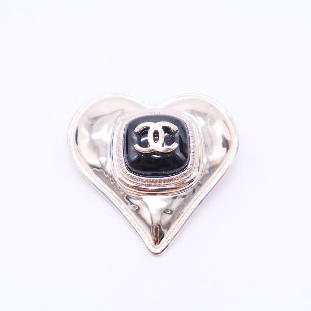 Chanel Silver heart-shaped brooch W20187