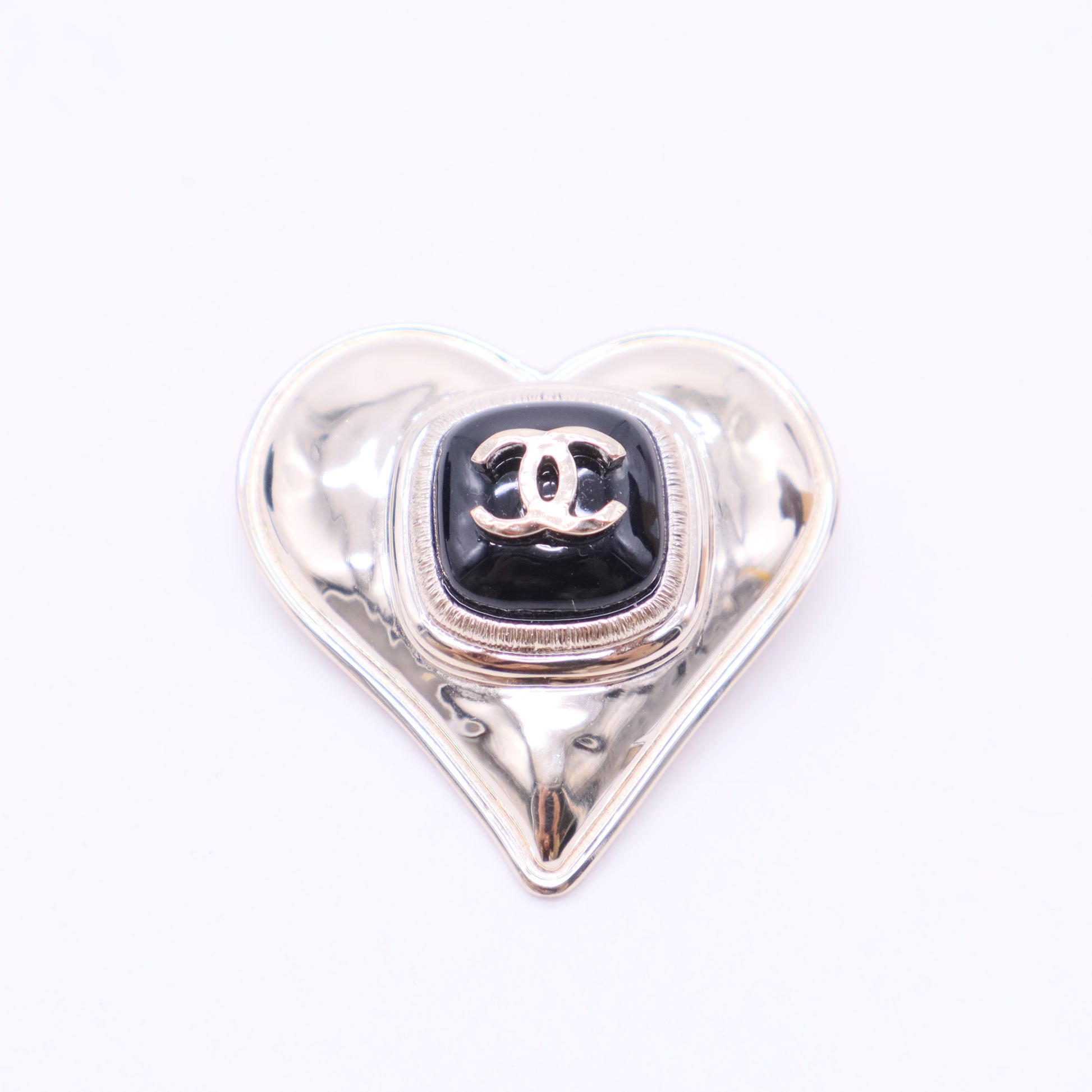 Chanel Silver heart-shaped brooch W20187