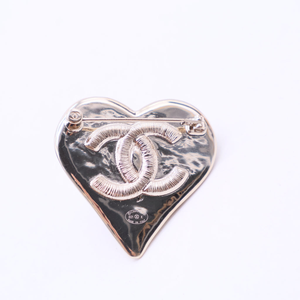 Chanel Silver heart-shaped brooch W20187