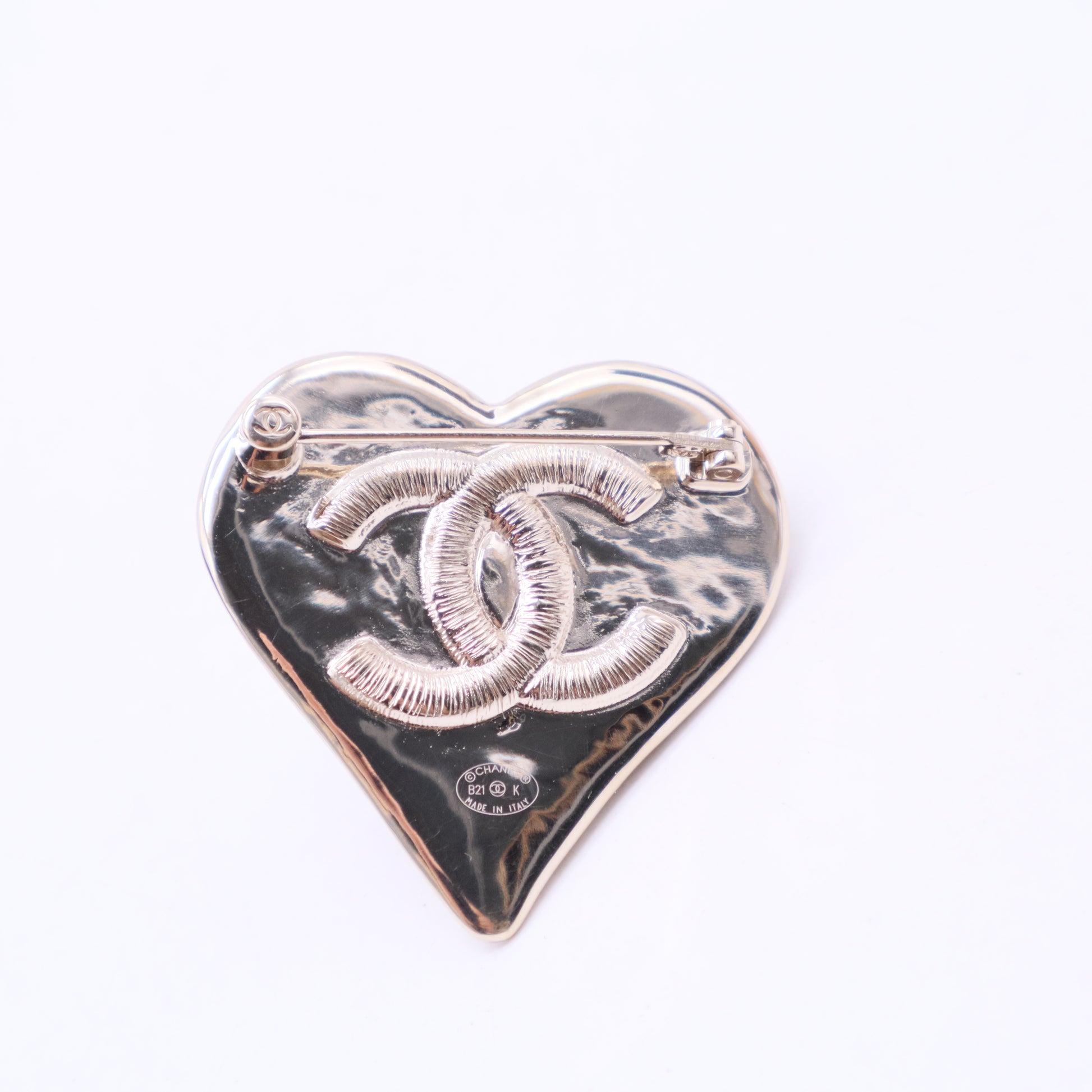 Chanel Silver heart-shaped brooch W20187