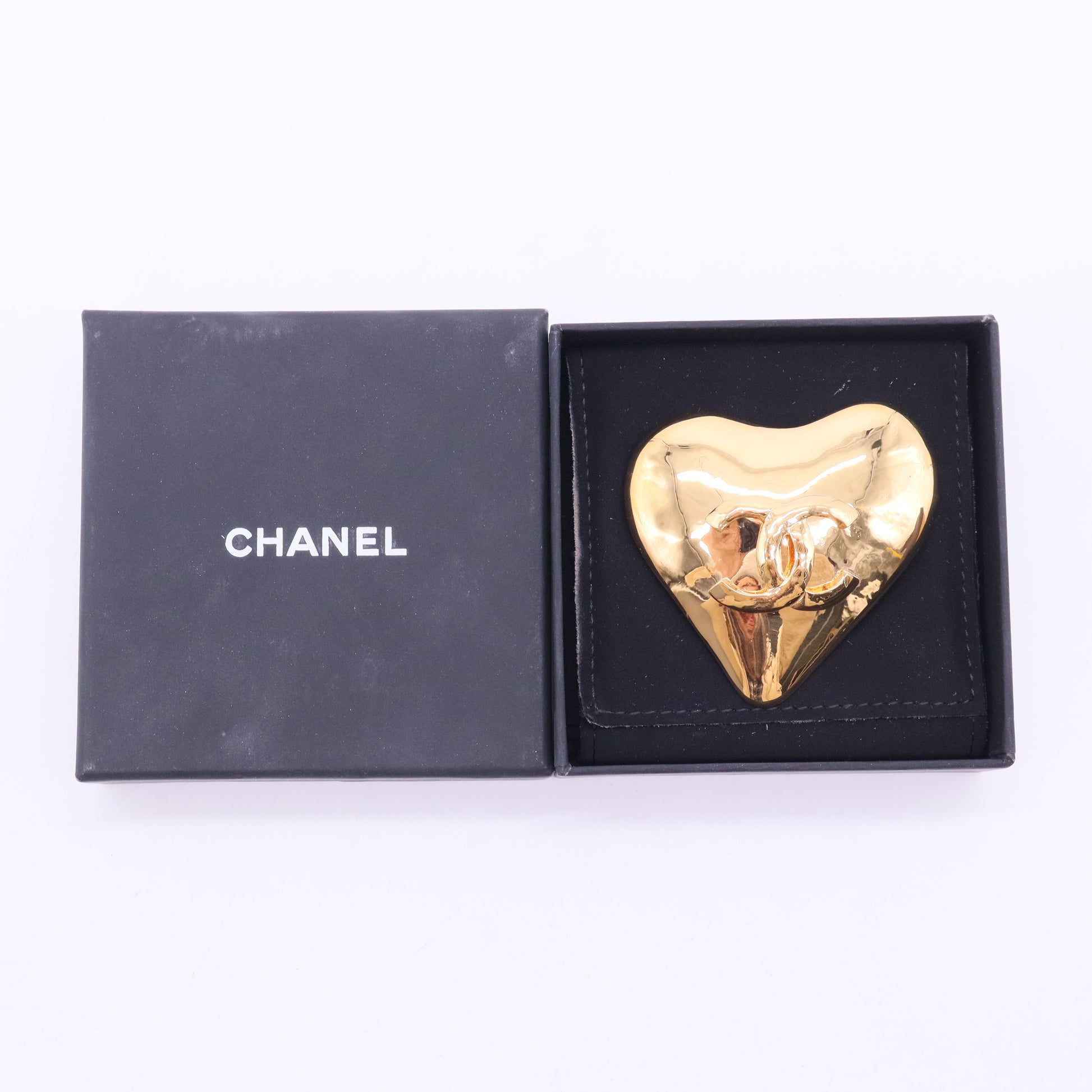 Chanel Gold heart-shaped brooch W20197